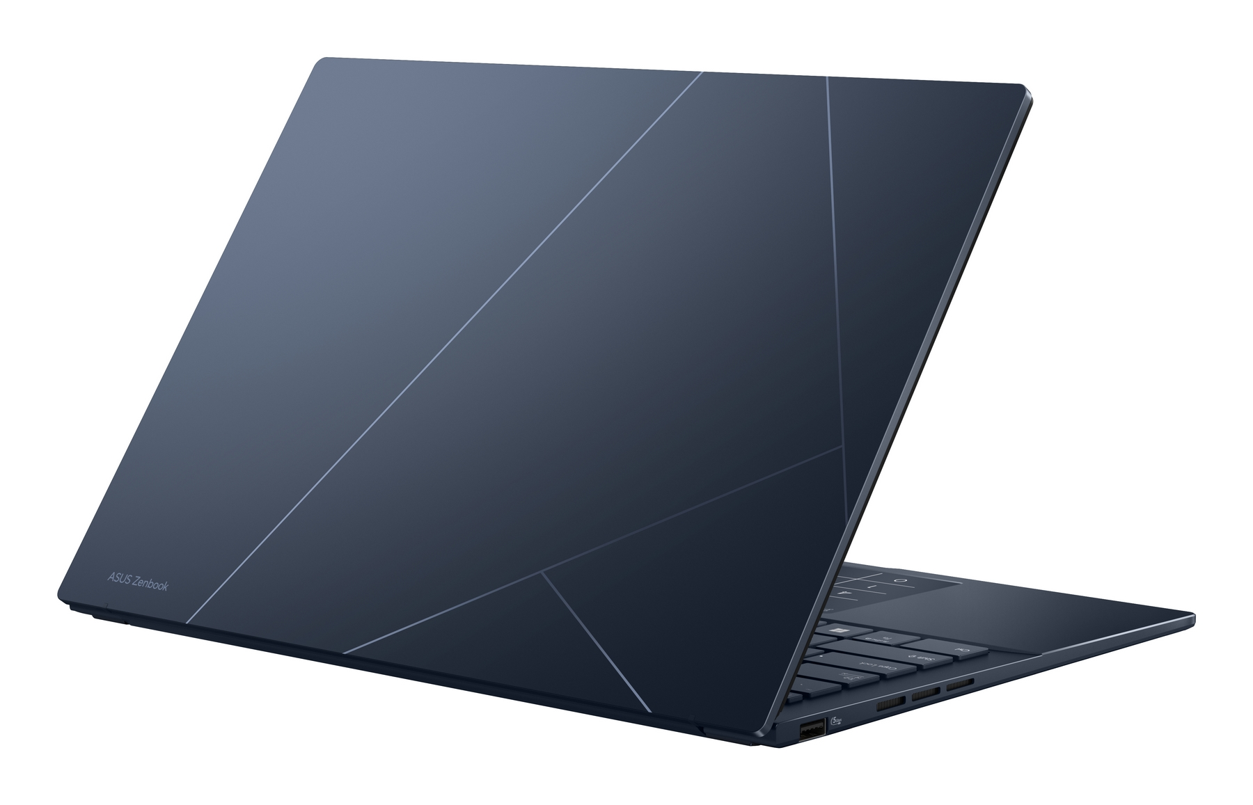 Un laptop ASUS Zenbook blu scuro è leggermente aperto, mostrando la tastiera. Il coperchio ha design geometrici, e lo sfondo è bianco.