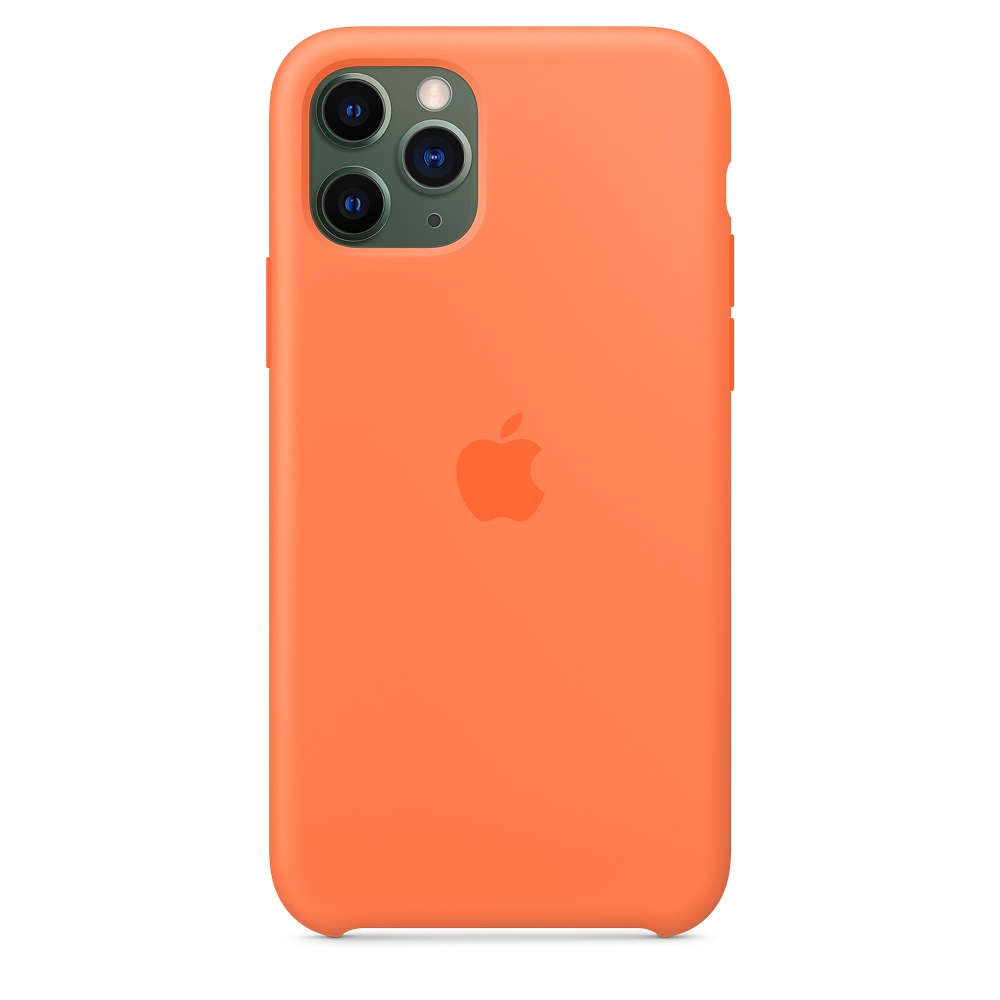 Une coque orange pour iPhone. Elle possède trois objectifs et un logo Apple. Le fond est blanc.
