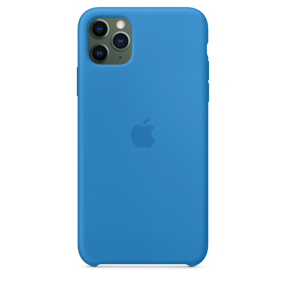 Blauwe iPhone-hoes met Apple-logo. Drievoudige camera linksboven. Effen, effen blauwe kleur.