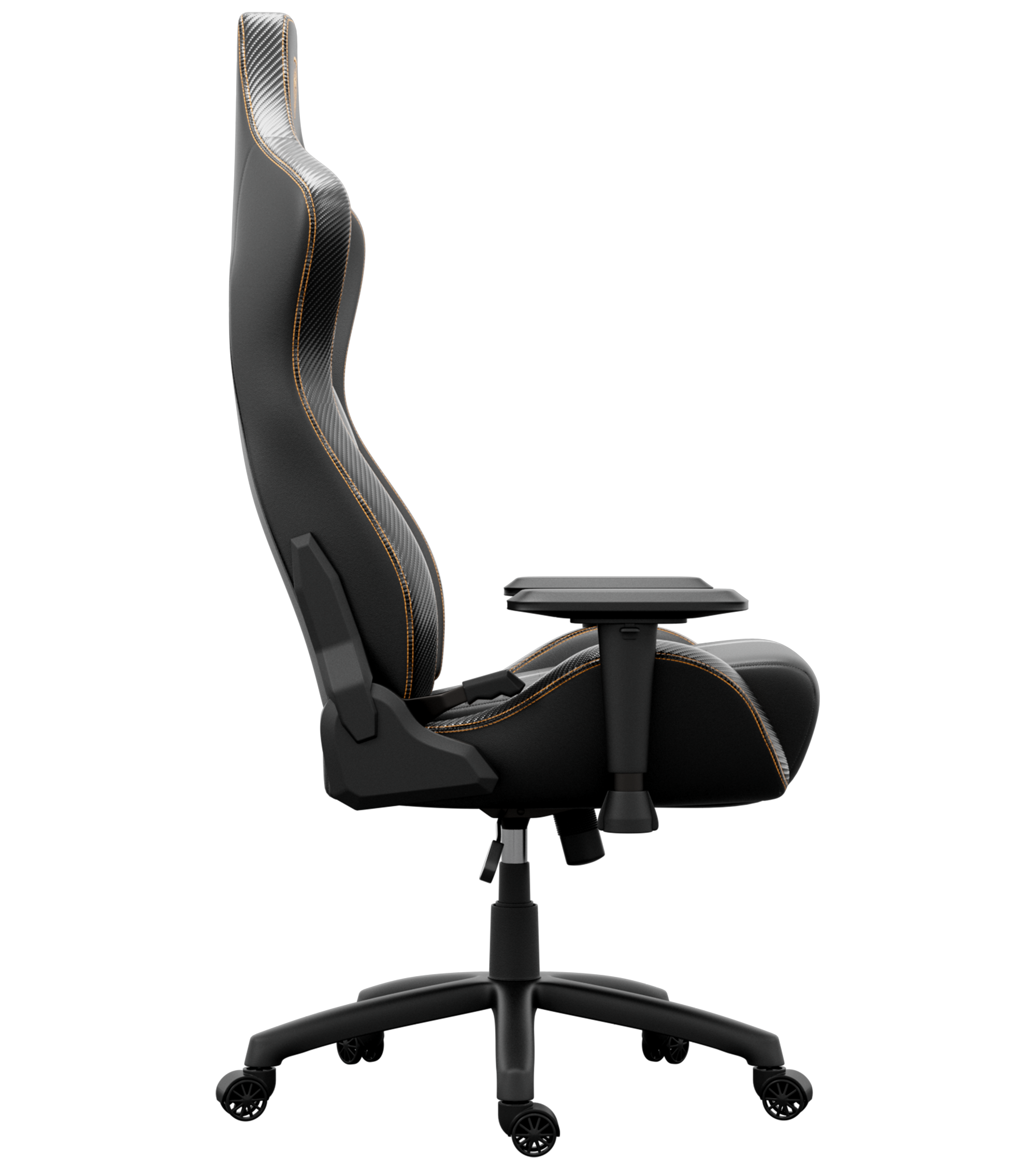 Chaise de jeu noire avec accents en fibre de carbone et coutures orange. Elle a un dossier haut, des accoudoirs et une base à cinq roues.