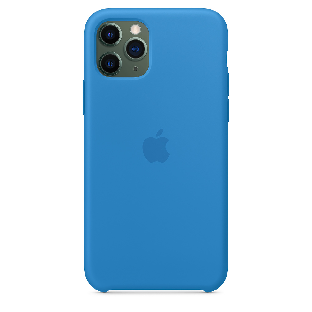 Blauwe iPhone-hoes. De achterkant heeft een Apple-logo. De camera is drievoudig, groen. De hoes heeft een effen lichtblauwe kleur.