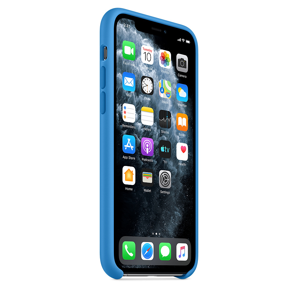 Een iPhone met een blauwe hoes wordt getoond. Het scherm toont app-iconen, waaronder FaceTime, Mail en de App Store.