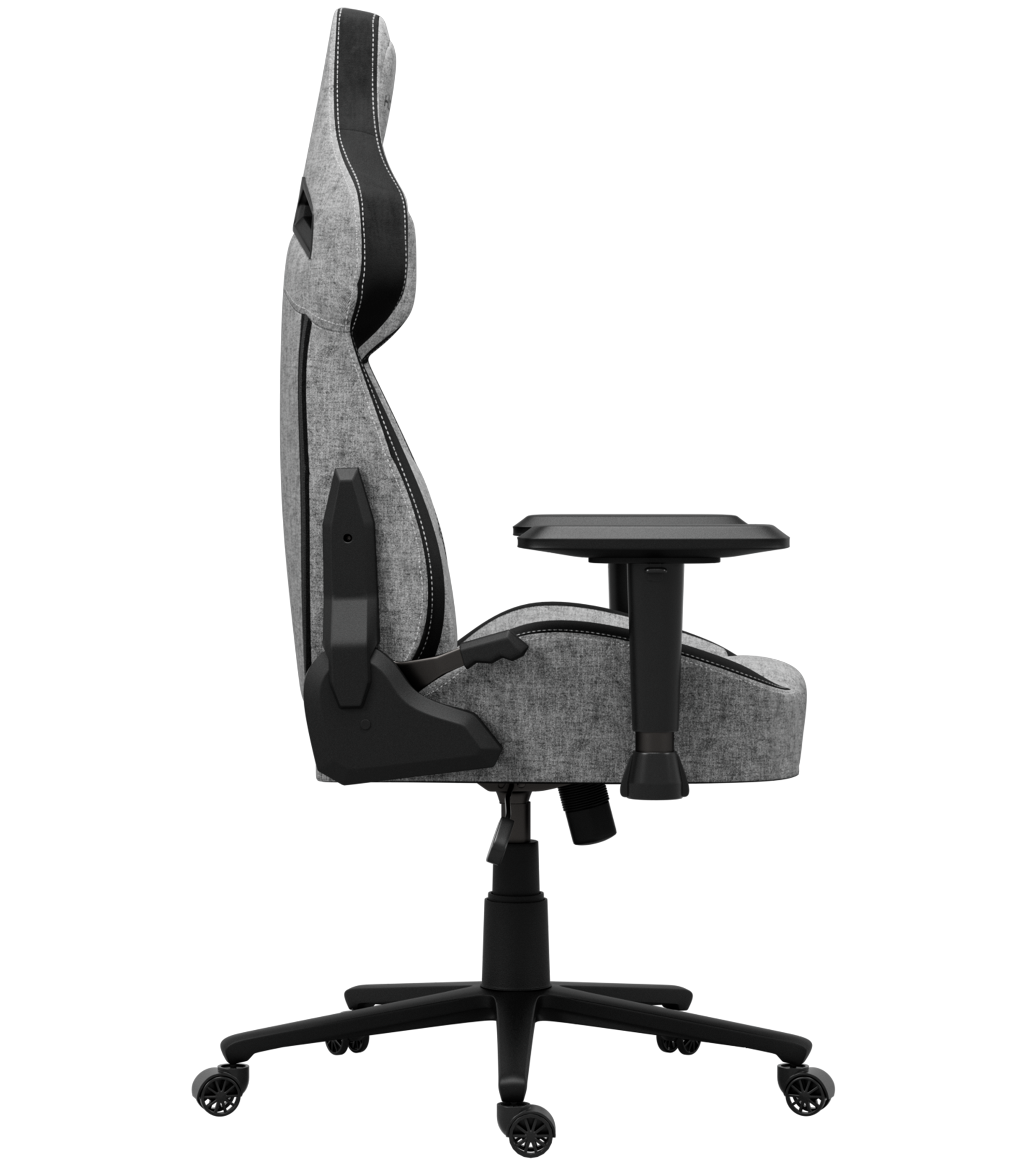 Een grijze en zwarte gamingstoel wordt in profiel getoond. Hij heeft een hoge rugleuning, armleuningen en een vijfsterrenvoet met wielen.