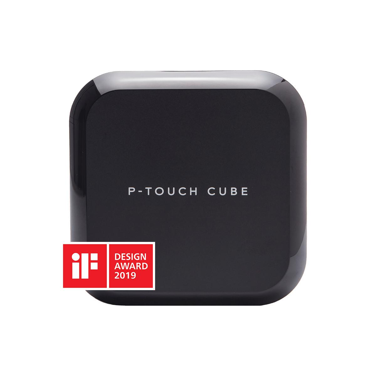 Una rotuladora P-Touch Cube negra y cuadrada. Tiene esquinas redondeadas y una pegatina de premio de diseño roja y blanca.