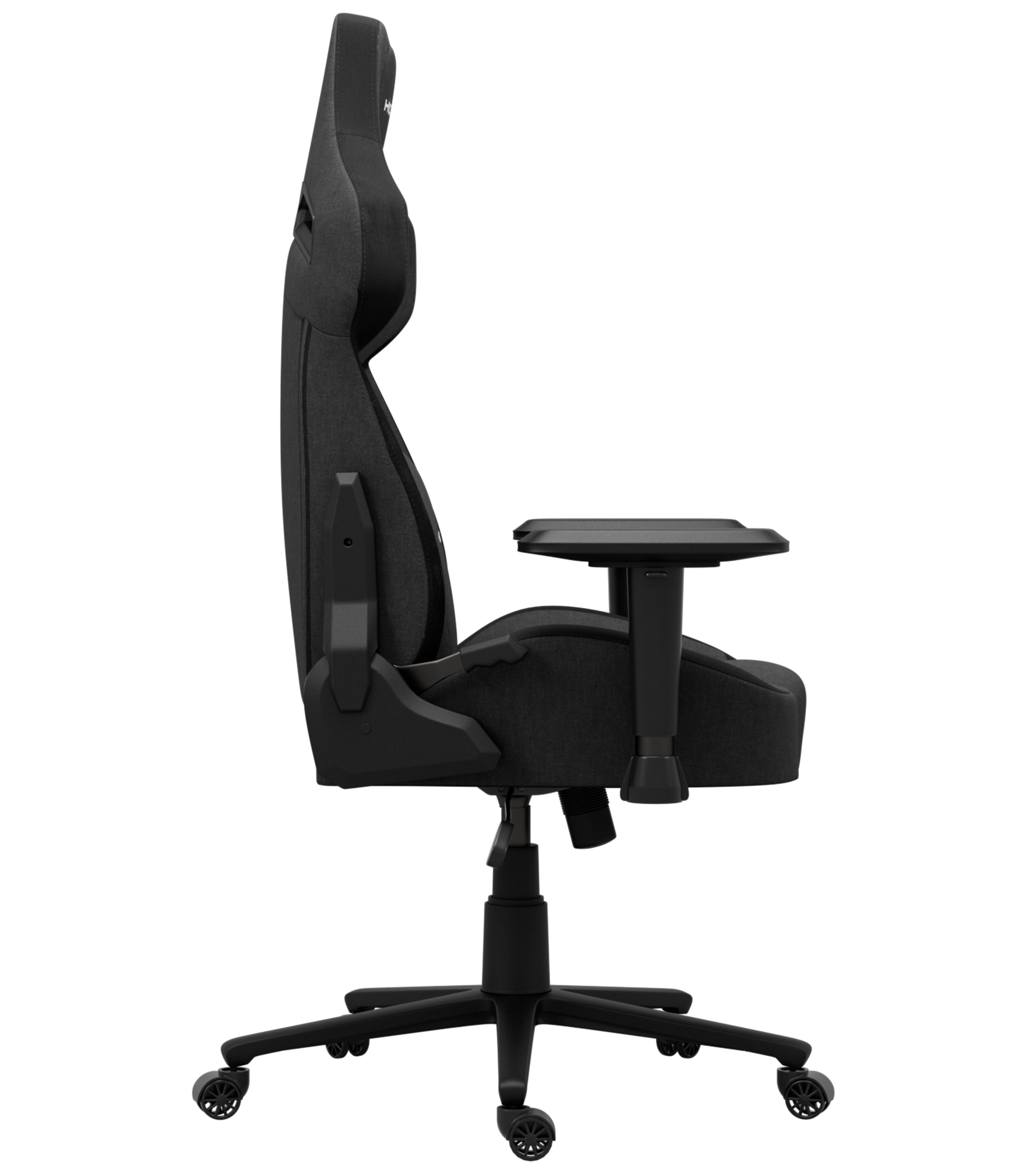 Une chaise de jeu noire est montrée de côté. Elle a un dossier haut, des accoudoirs et une petite table d'appoint.