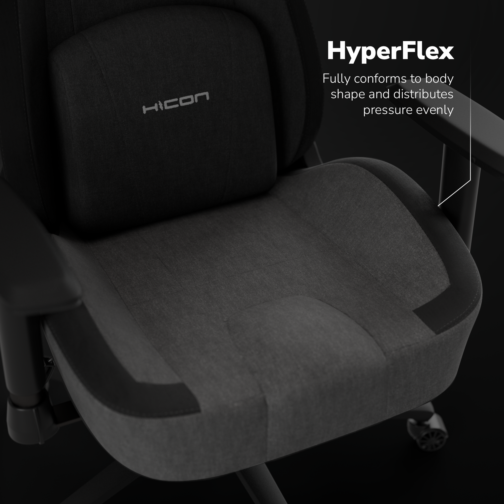 Gros plan sur une chaise de jeu grise et noire. La chaise a un appui-tête, un dossier et une assise. Le fond est noir.