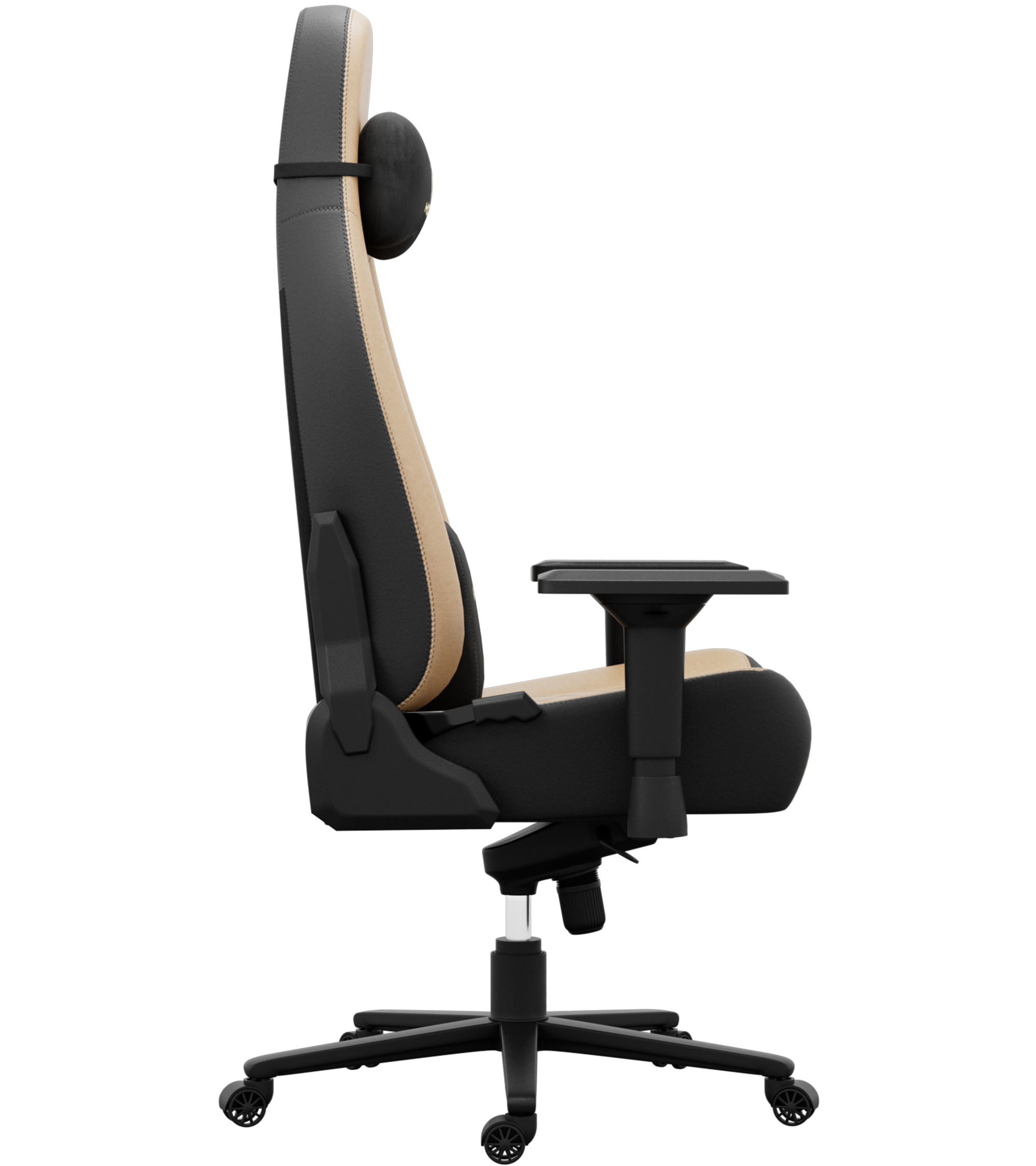 Une chaise gaming noire et beige. Elle a un appui-tête et des accoudoirs, et se trouve sur un fond noir et blanc.