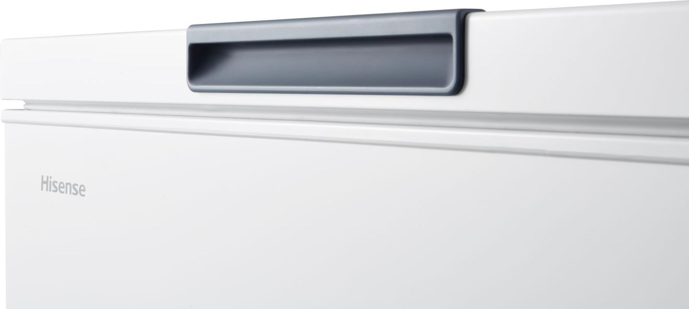 Nahaufnahme eines weißen Hisense-Gefrierschranks. Oben befindet sich ein grauer Griff. Das Hisense-Logo ist sichtbar.