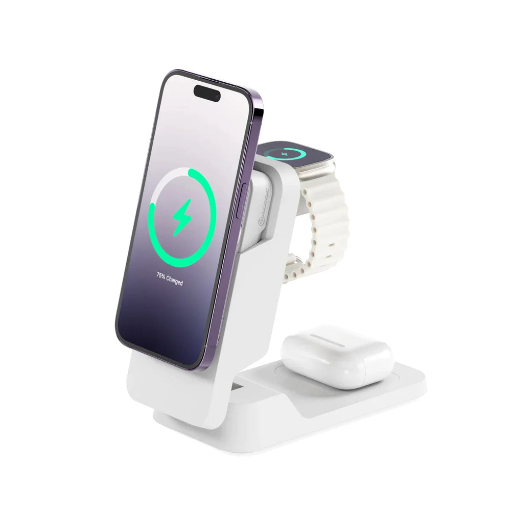 Stazione di ricarica bianca con iPhone, Apple Watch e AirPods. L'iPhone mostra il 75% di carica con fulmine verde.