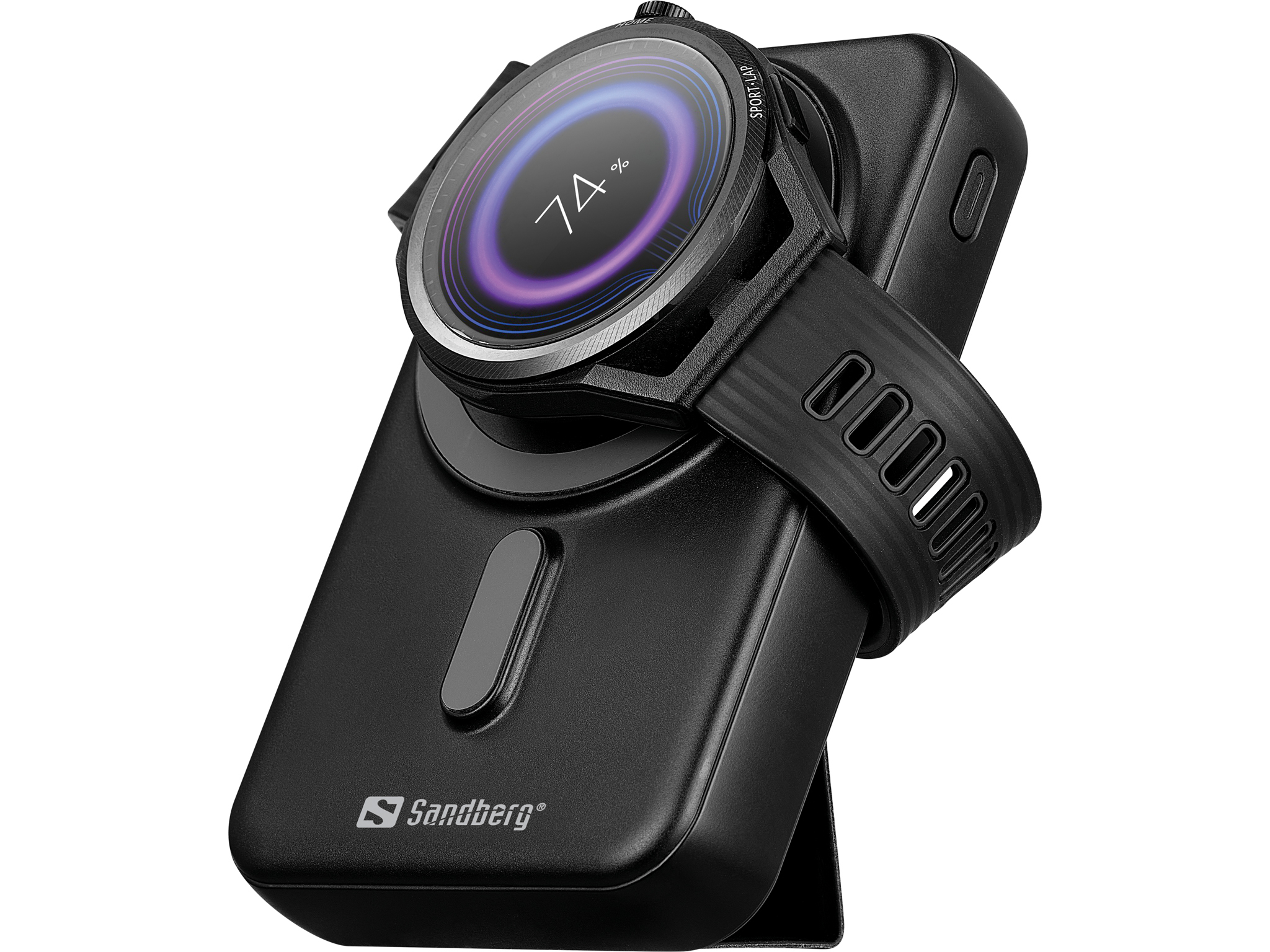 Une montre connectée noire affichant 74 % de charge repose sur une batterie externe noire, avec le logo Sandberg visible. Le bracelet s'enroule.