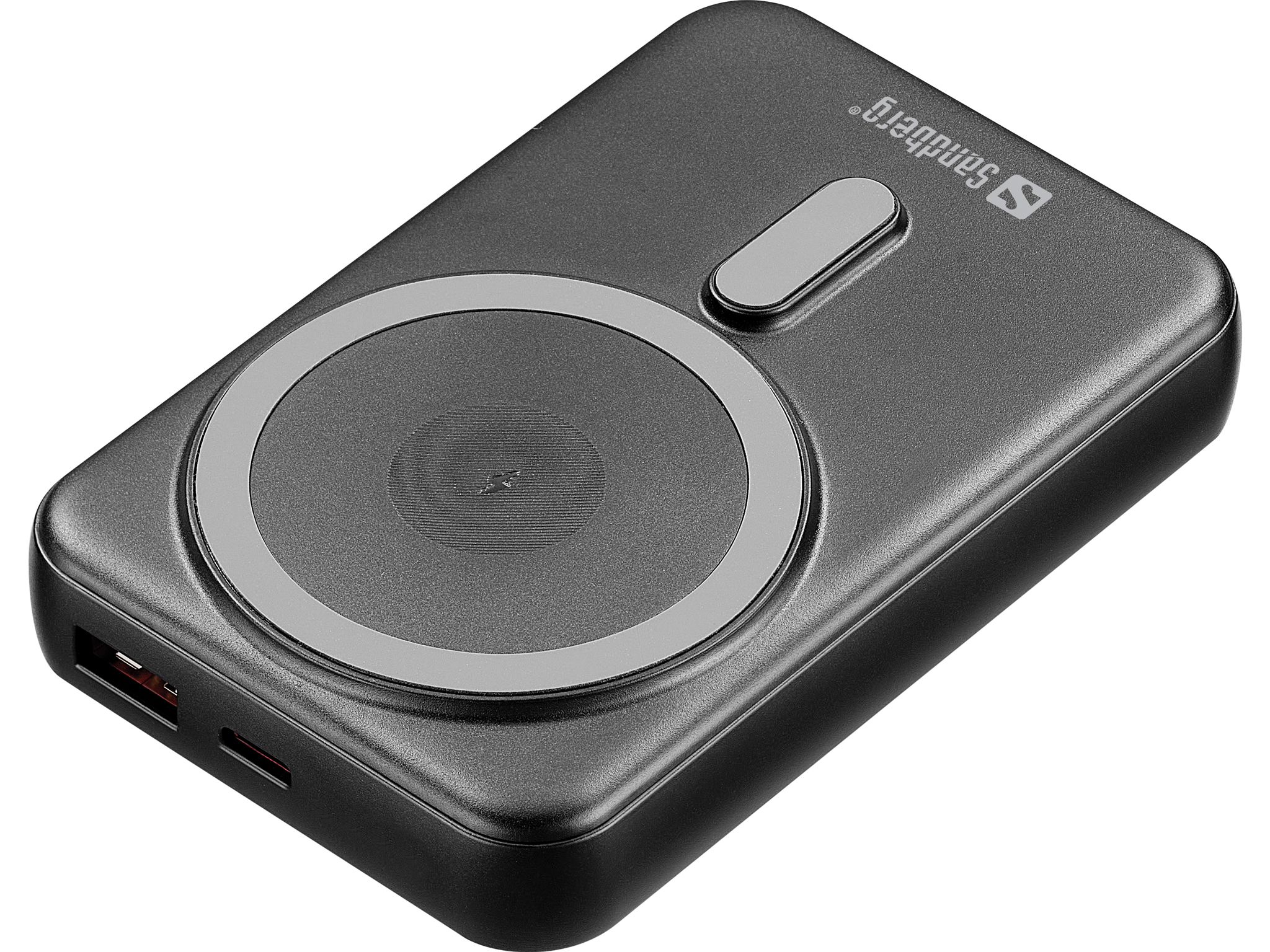 Une batterie externe Sandberg gris foncé. Elle possède un socle de chargement circulaire, un bouton et un logo. Ports sur le côté. Isolé.