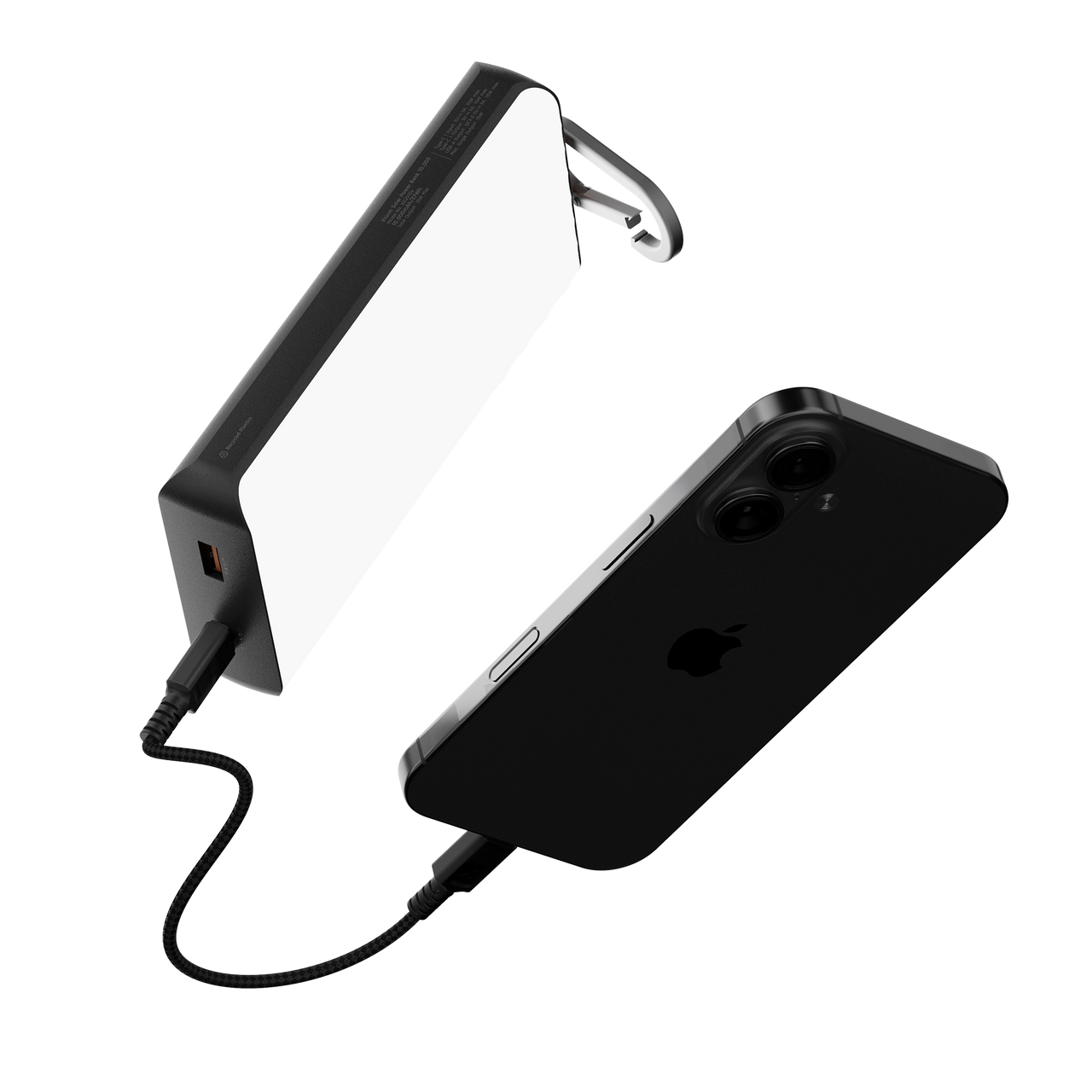 Un iPhone nero è collegato a un power bank bianco con un cavo nero. Sfondo bianco. Il telefono ha un logo Apple nero.