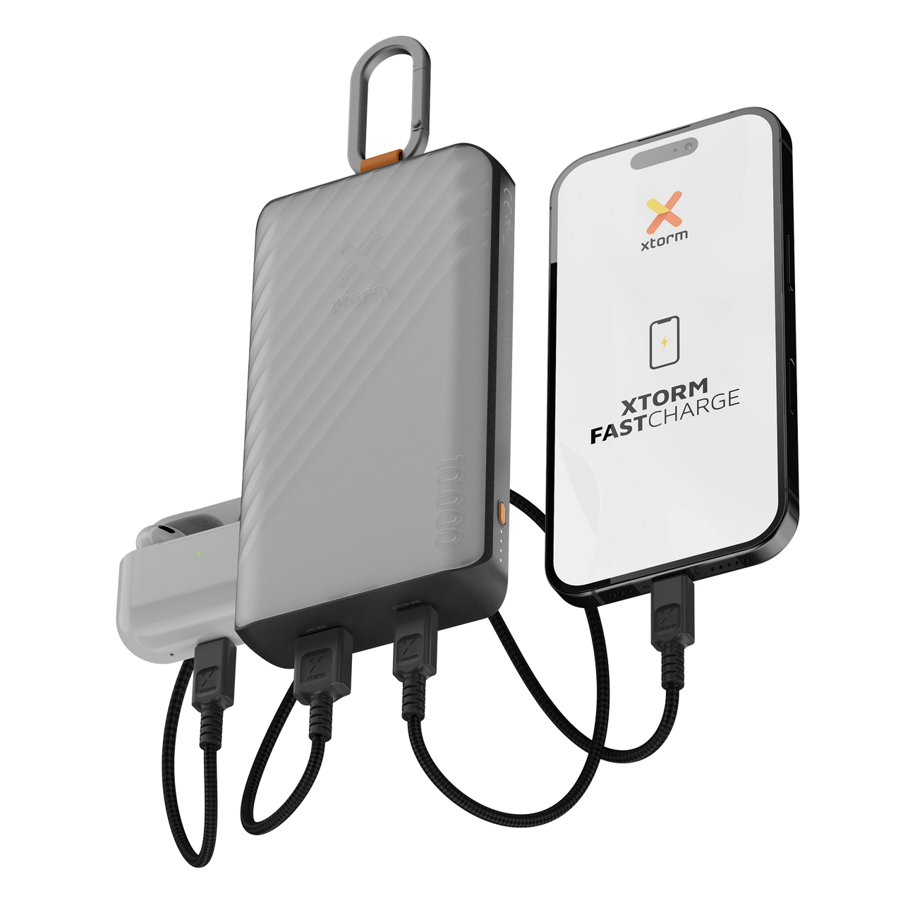 Un power bank grigio carica un telefono. Il telefono mostra X-storm fast charge. Gli auricolari si caricano a sinistra.