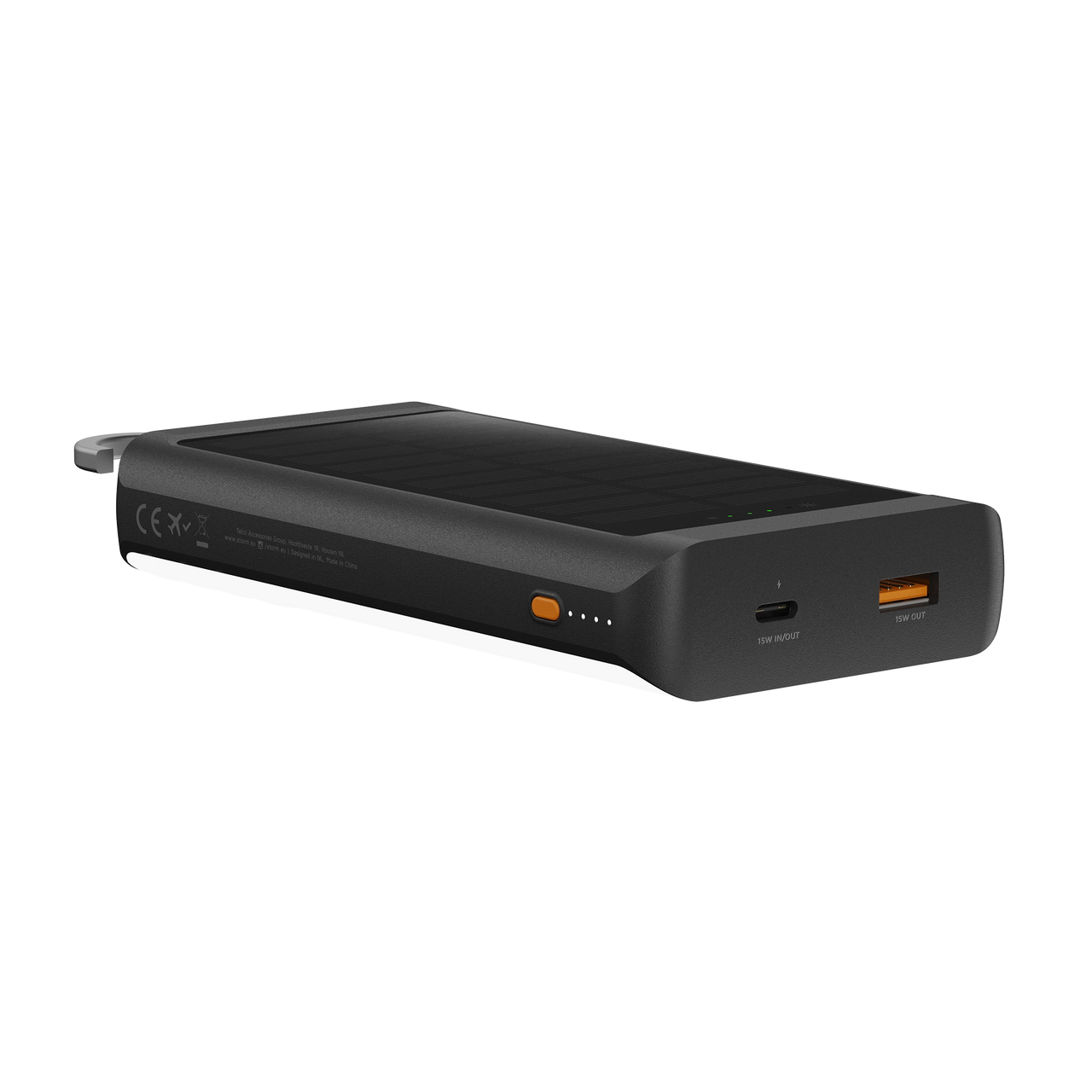 Un power bank nero con un pannello solare sulla parte superiore. Ha pulsanti arancioni e porte con etichetta 15W IN/OUT e 15W OUT.