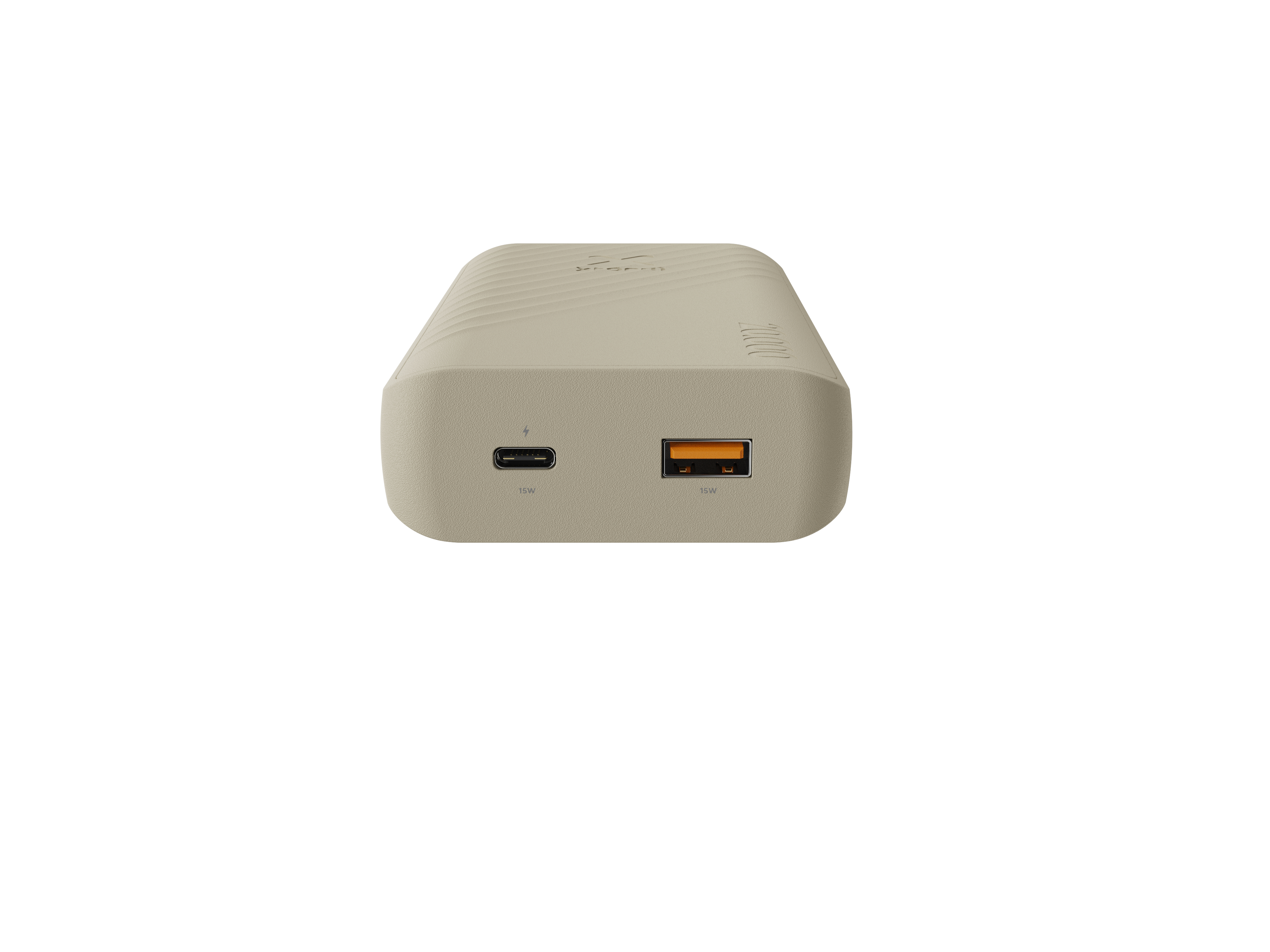 Eine beige Powerbank mit zwei Anschlüssen, USB-C und USB-A, auf weißem Hintergrund.