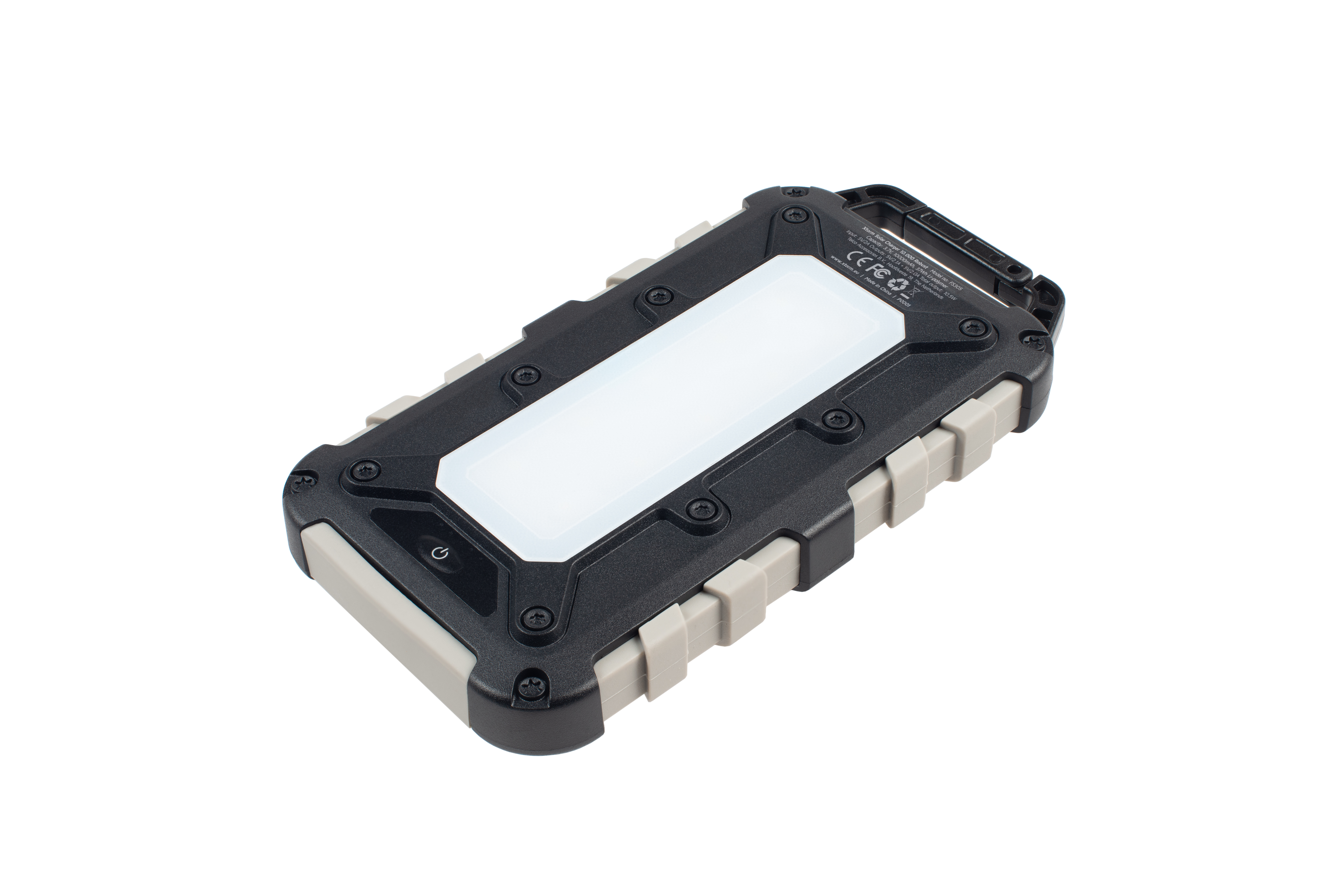 Un power bank rettangolare nero e grigio. Ha un pannello luminoso bianco al centro. Isolato su bianco.