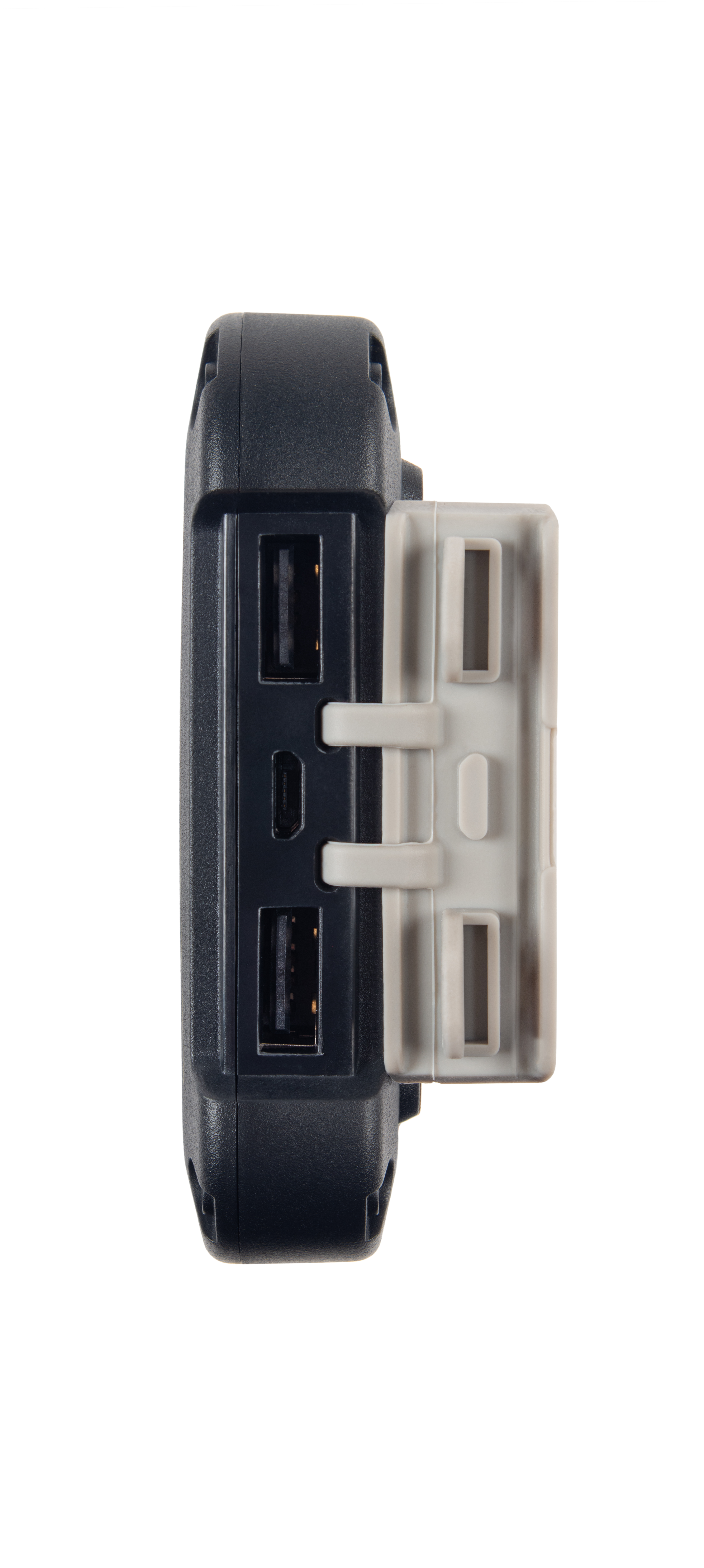 Un dispositivo grigio scuro con porte USB e un connettore grigio chiaro, su sfondo bianco.