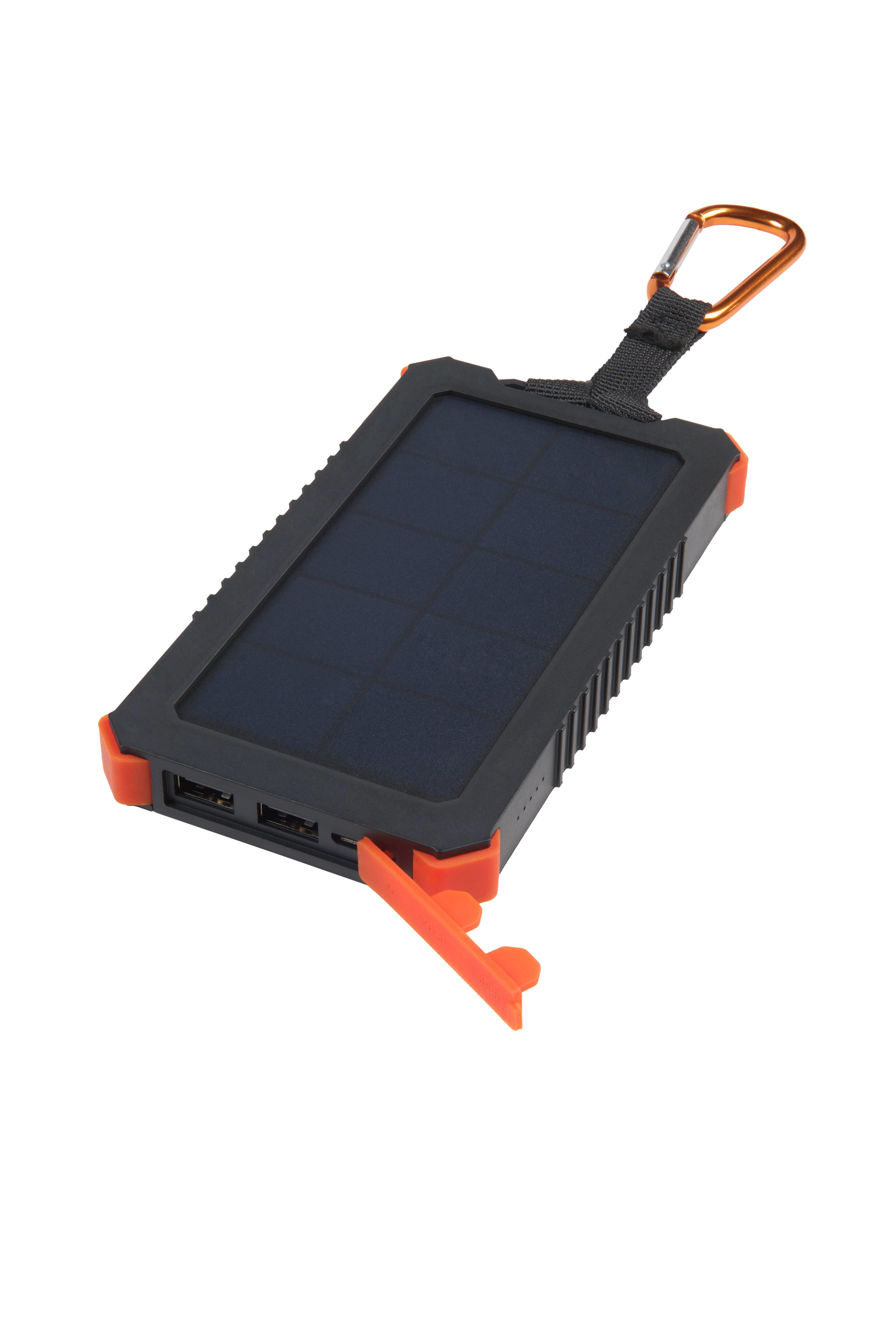 Un power bank nero con pannello solare, dettagli arancioni e moschettone su sfondo bianco.