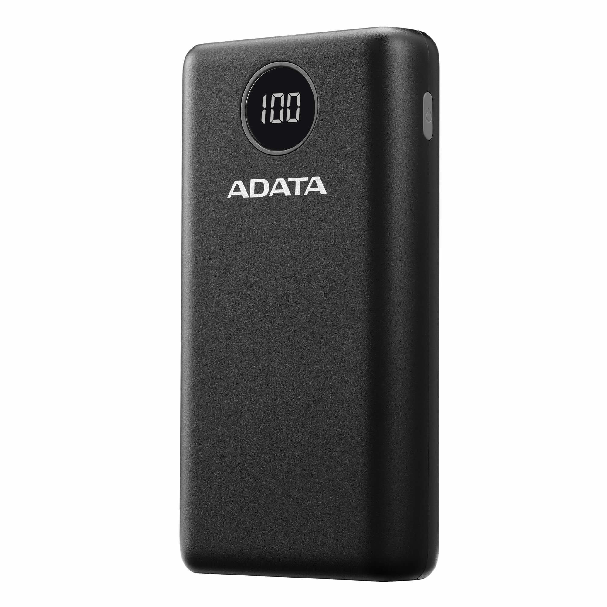 Batterie externe noire ADATA. Elle affiche 100%. Le bouton d'alimentation est sur le côté.