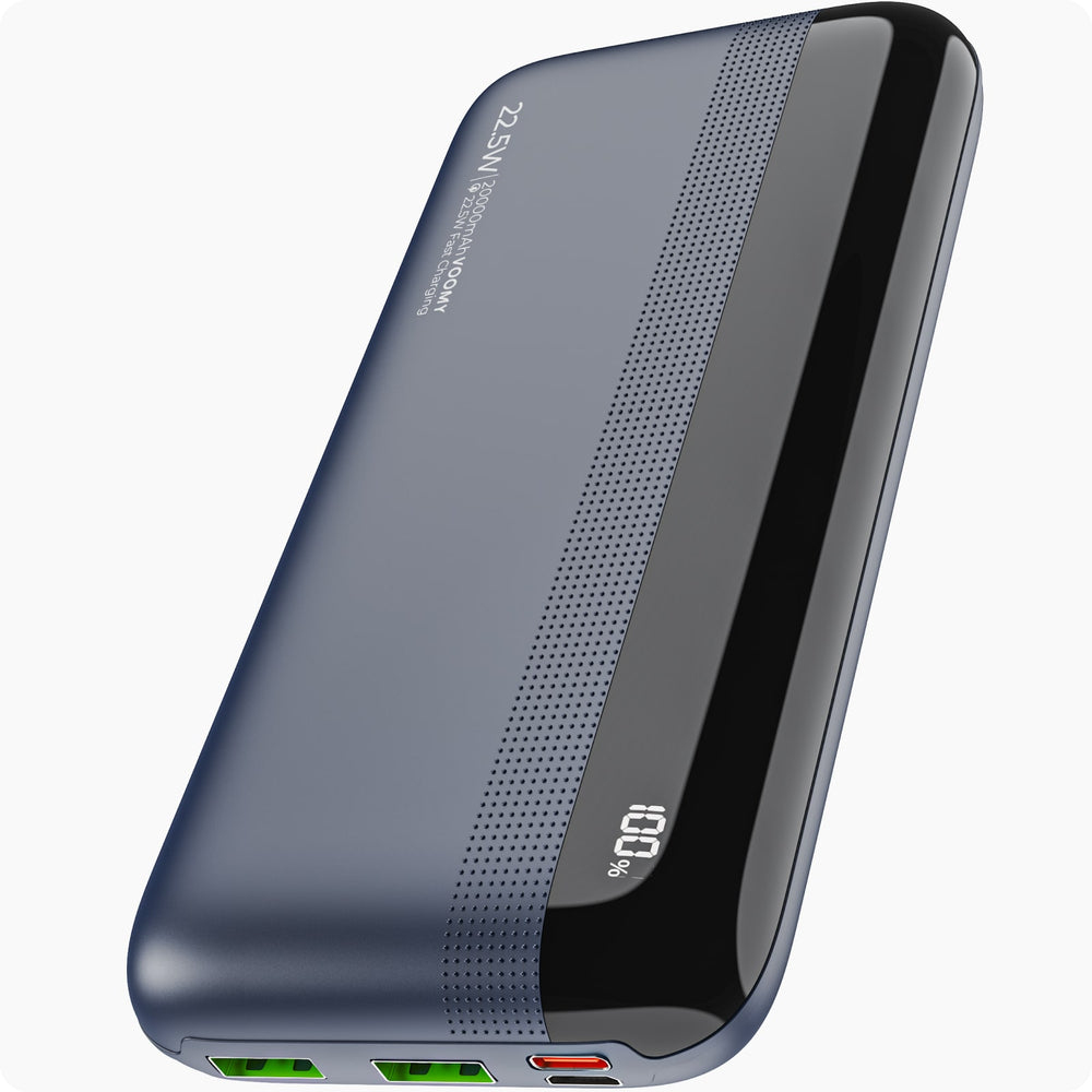 Dunkelblaue Powerbank mit glänzend schwarzer Seite. Digitalanzeige zeigt 100% und mehrere Anschlüsse.