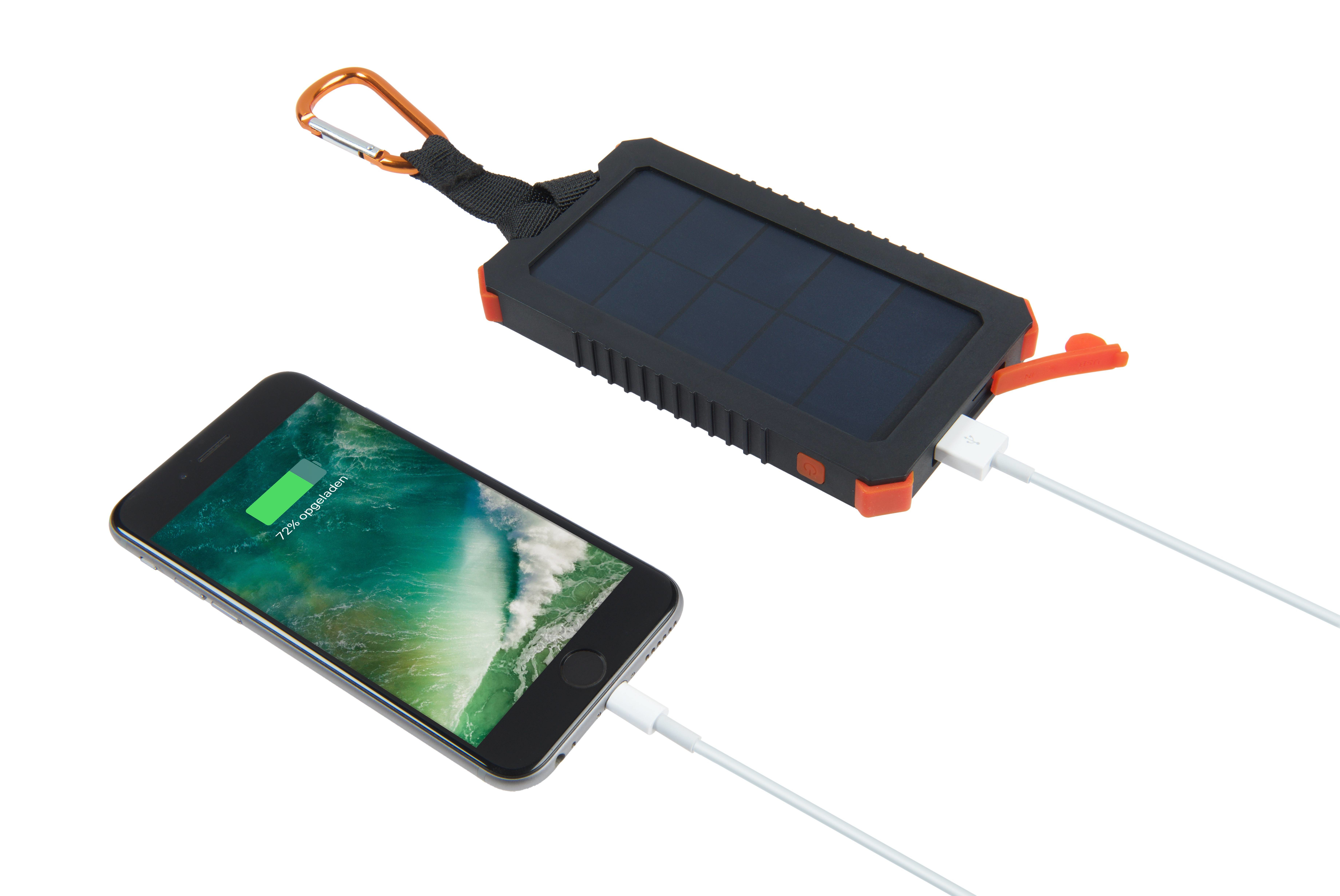 Smartphone nero in carica da pannello solare. Il telefono mostra 72% carica. Moschettone e dettagli arancioni.