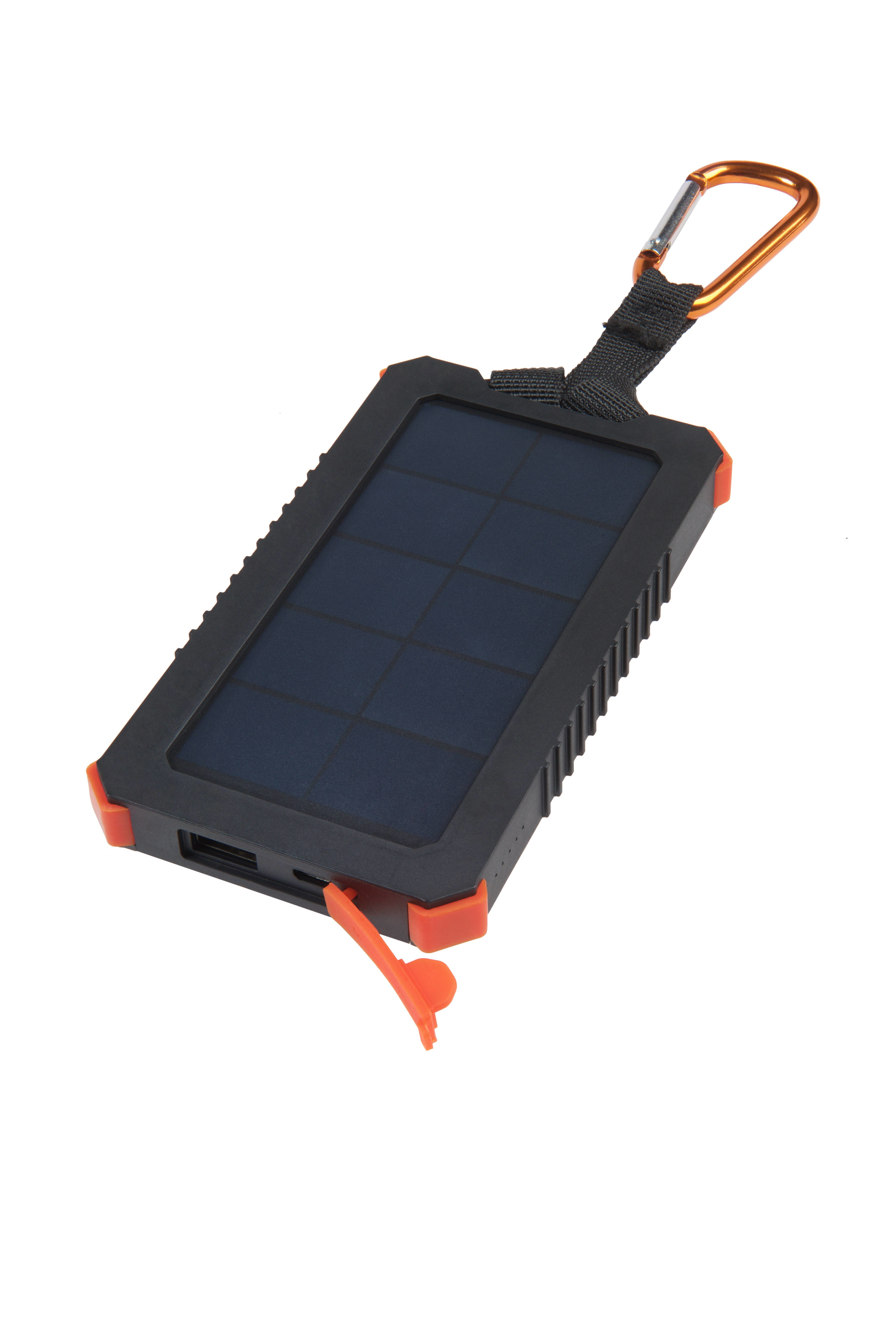 Un caricatore solare portatile nero e arancione con un moschettone argento e arancione su sfondo bianco.