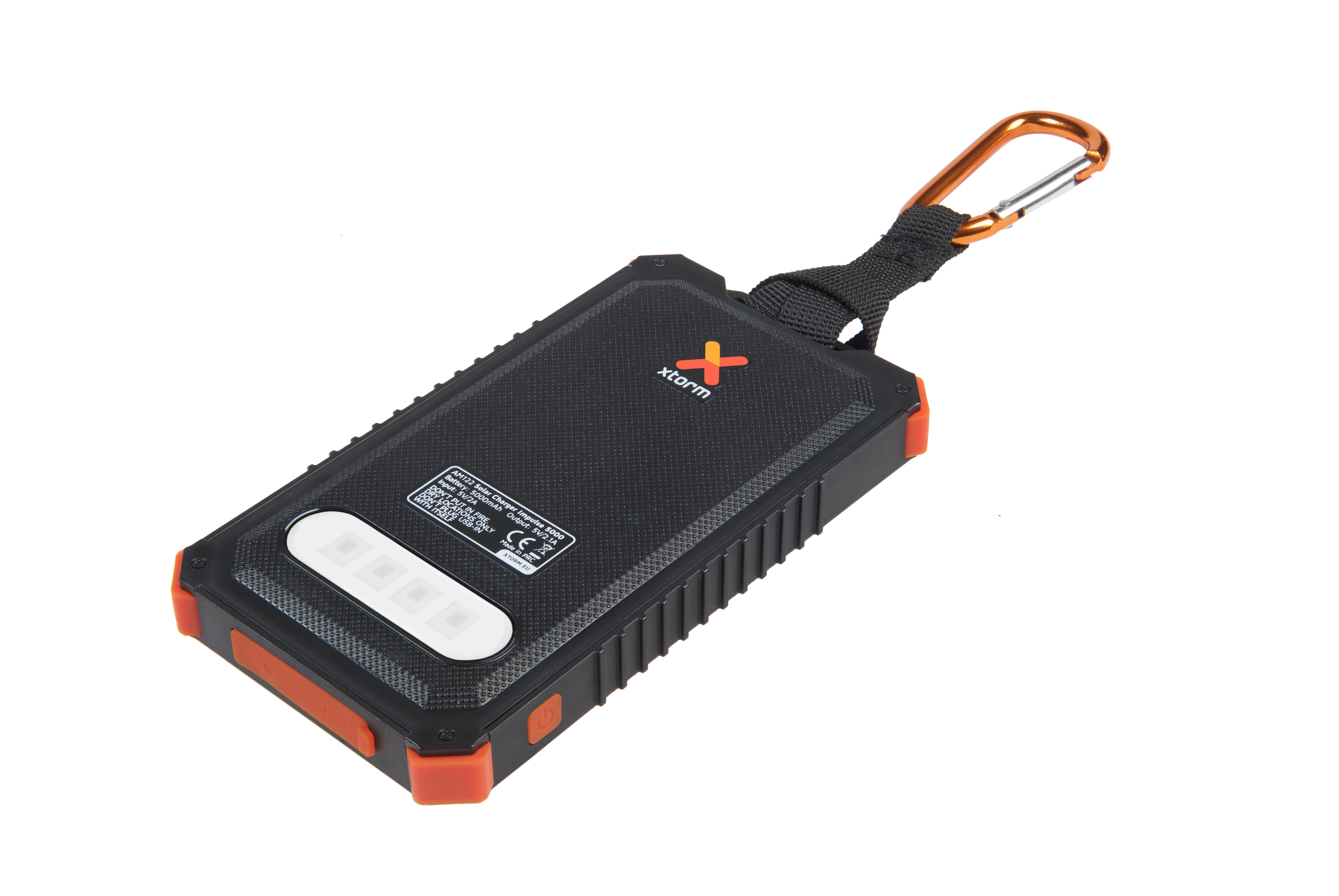Un power bank rettangolare nero e arancione con moschettone su sfondo bianco.
