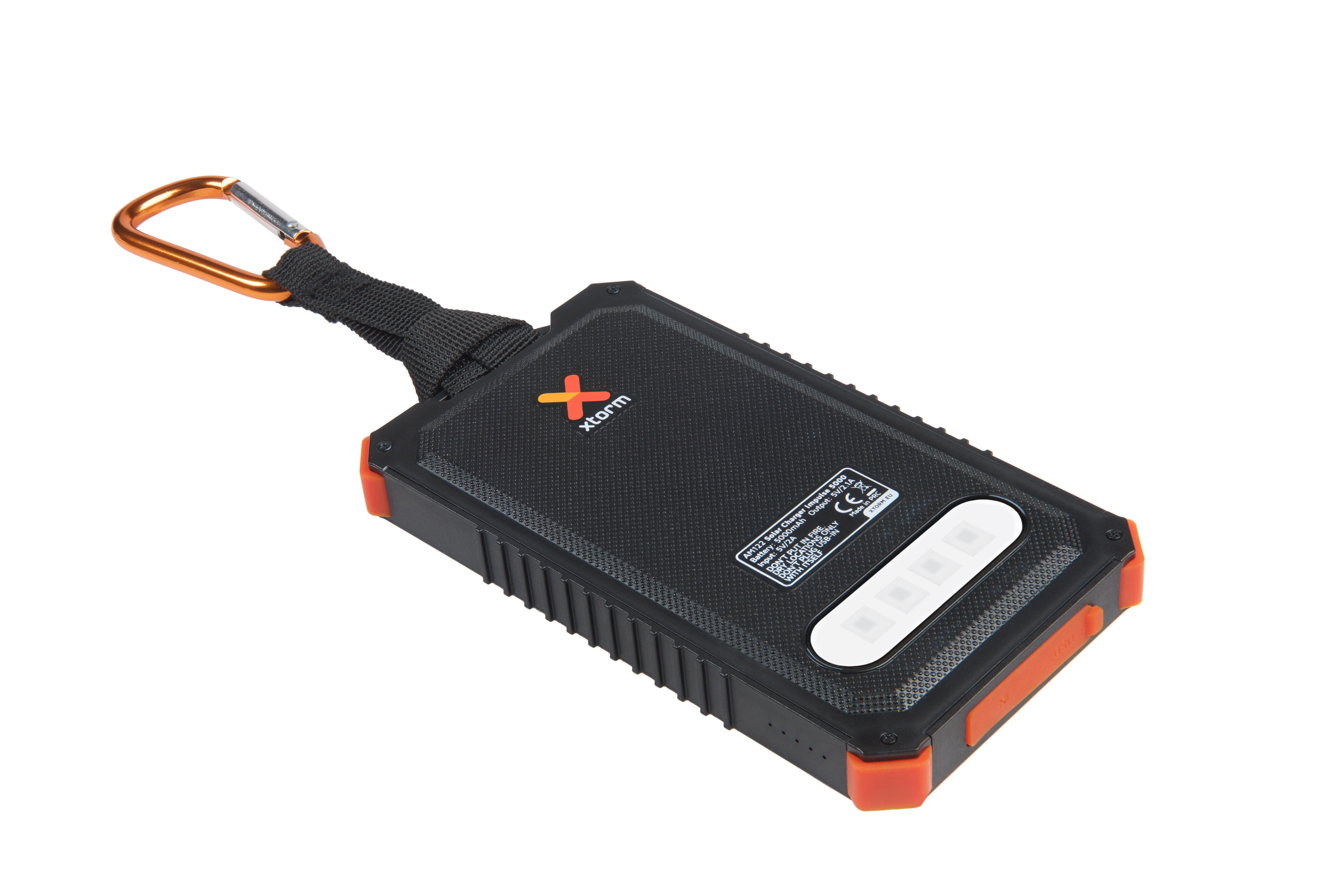 Power bank nero e arancione con moschettone. Logo 'xtorm' visibile. Sfondo bianco.