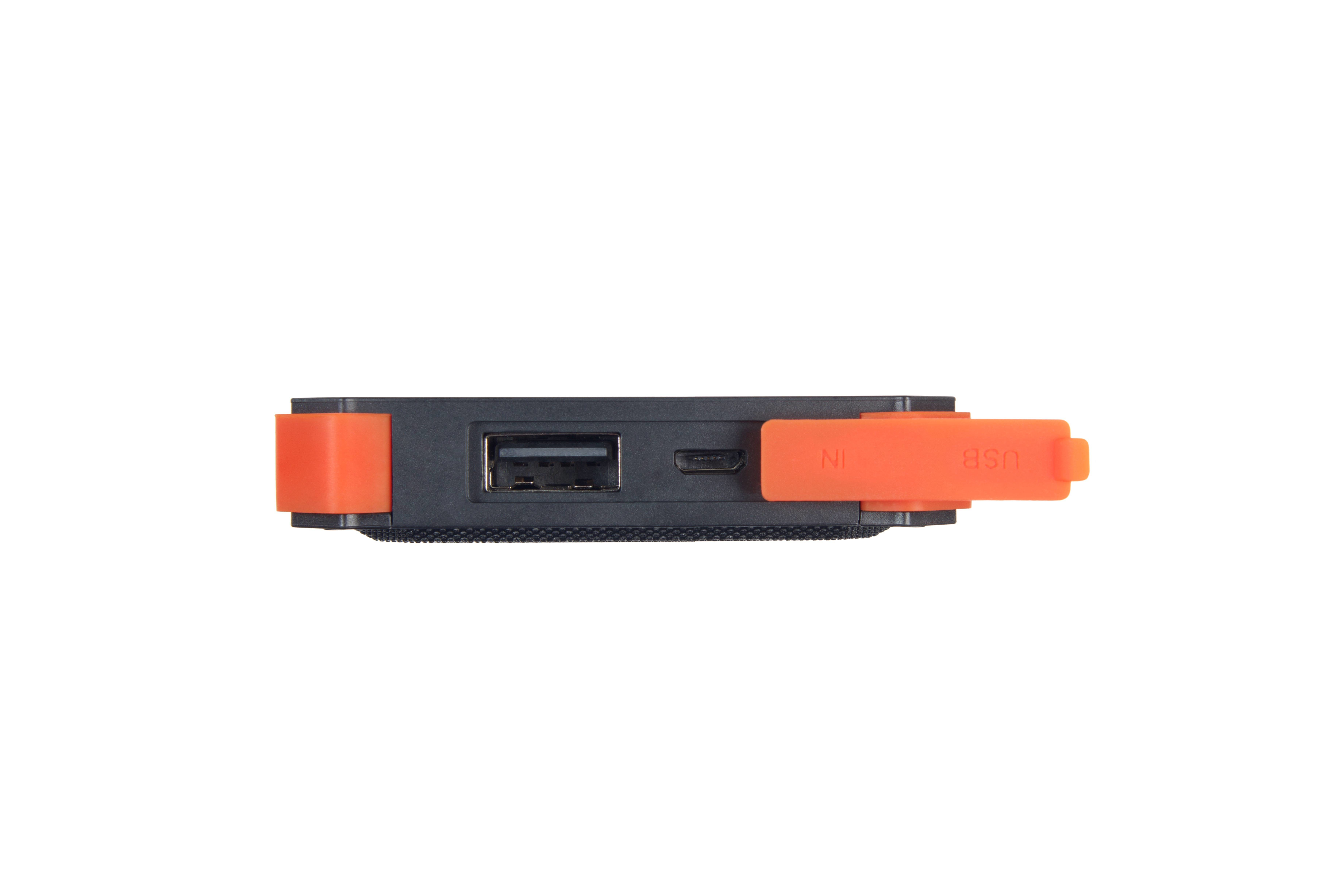 Un power bank nero con accenti arancioni e un cavo USB collegato. Lo sfondo è bianco.