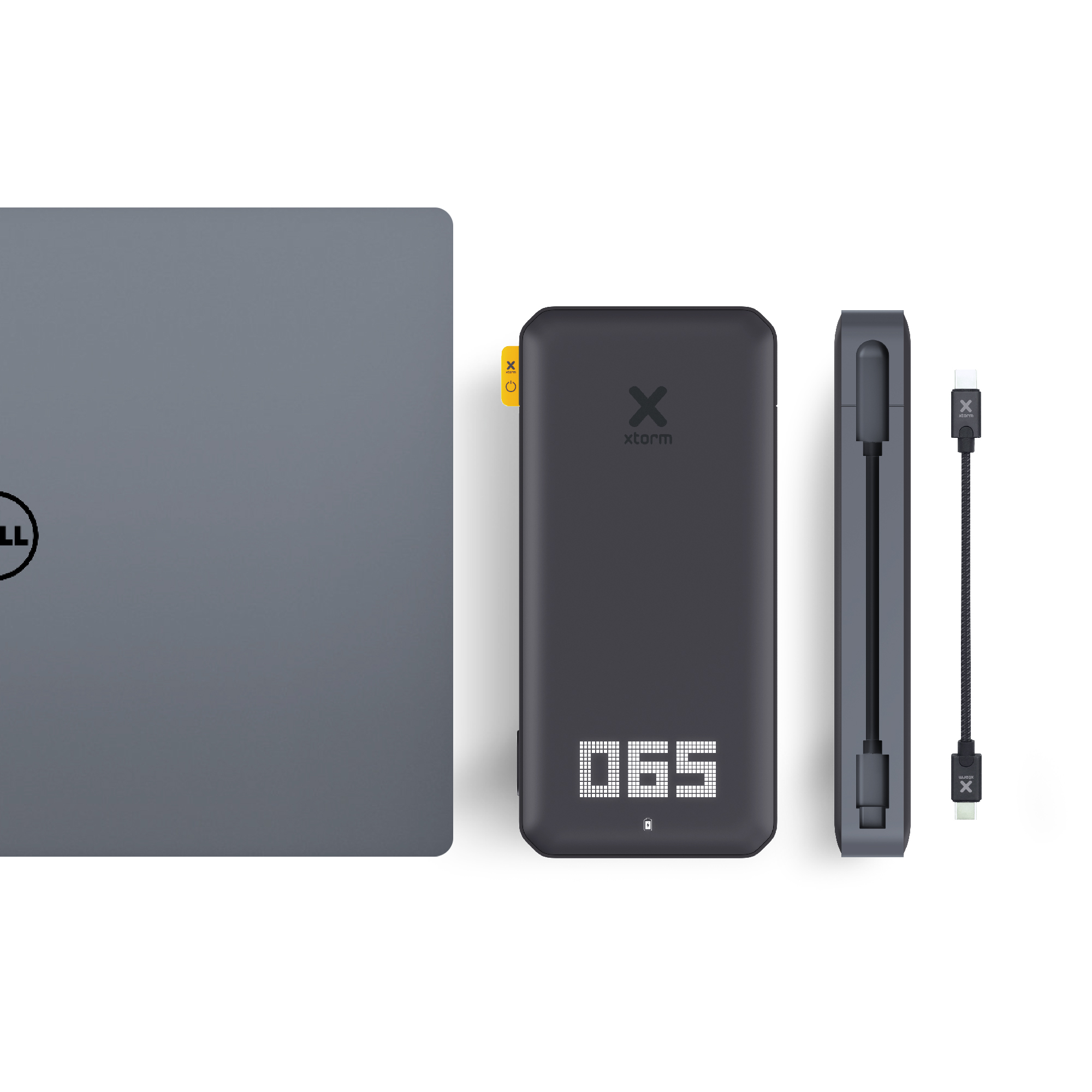 Ein grauer Laptop, eine schwarze Powerbank, eine schwarze Ladestation und ein USB-C-Kabel werden vor weißem Hintergrund dargestellt.