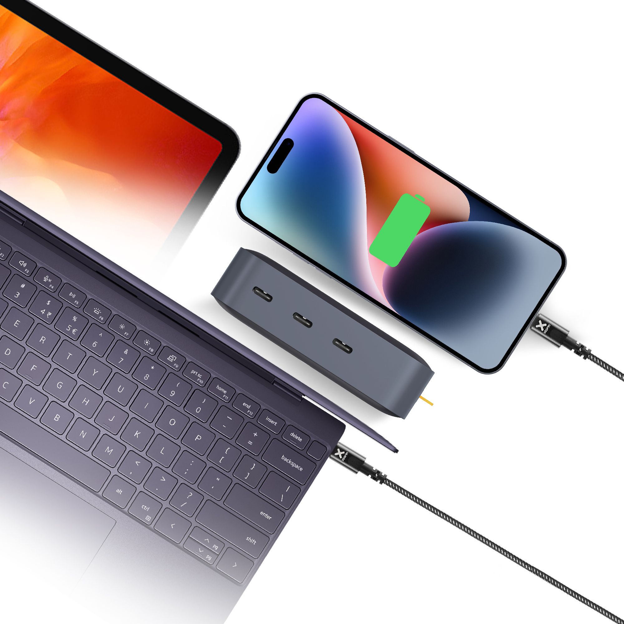 Ein Telefon, ein Tablet und ein Laptop werden aufgeladen und sind mit einem Hub verbunden. Weißer Hintergrund.