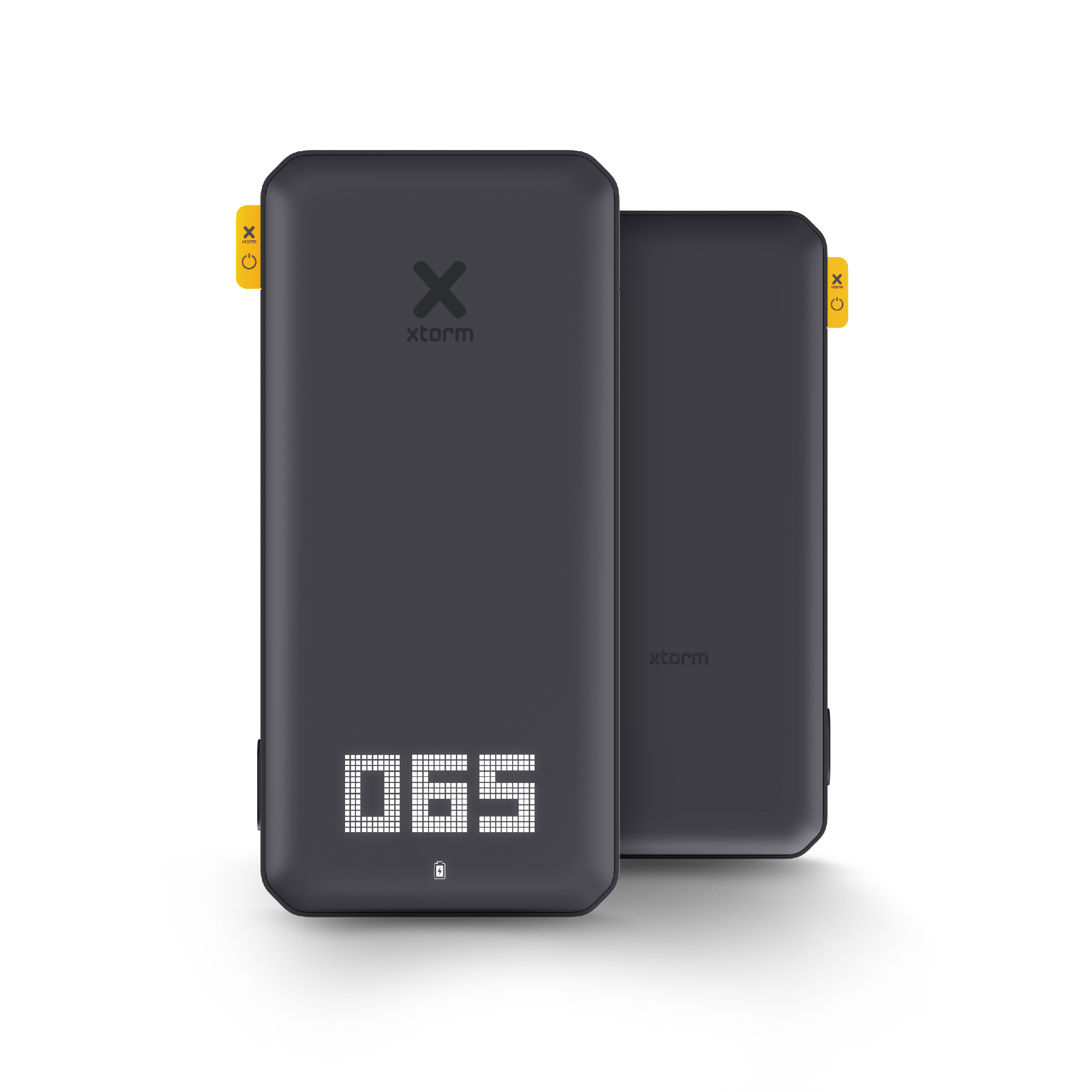 Zwei schwarze Powerbanks mit gelben Akzenten. Einer zeigt '065' auf dem Bildschirm. Der Markenname 'xtorm' ist sichtbar.