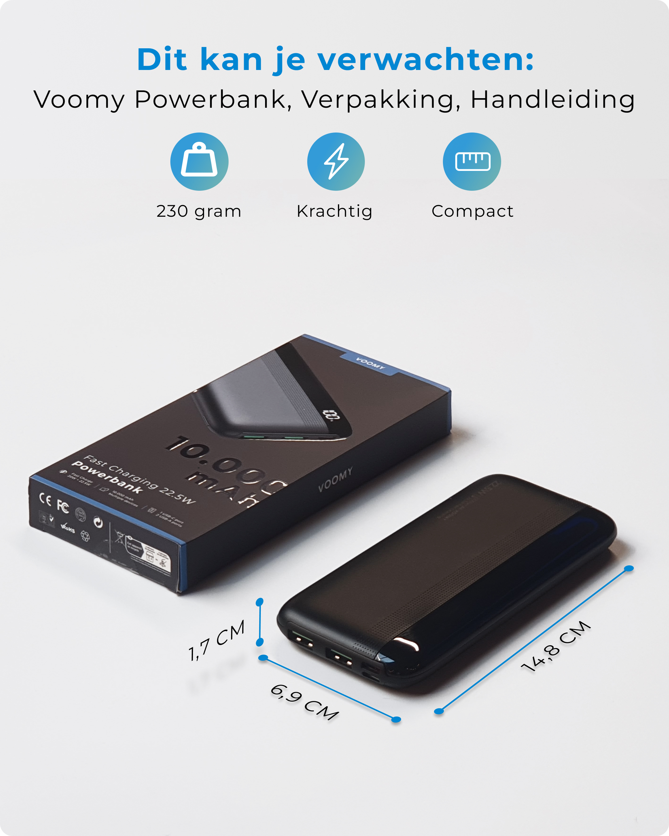Un power bank nero e la sua confezione su una superficie bianca. Le dimensioni sono indicate in cm. Il testo indica le caratteristiche.