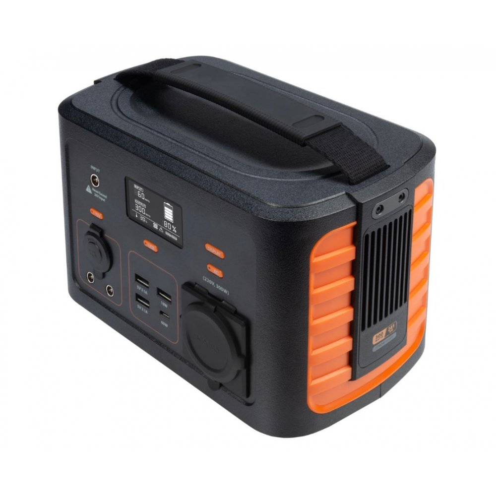 Eine schwarz-orangefarbene tragbare Stromstation. Sie hat einen Griff, ein Display und verschiedene Anschlüsse. Die Stromstation steht auf weißem Grund.