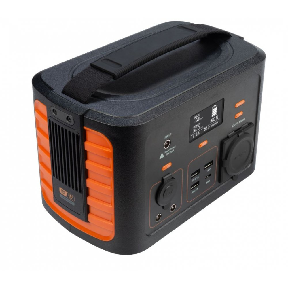 Schwarze und orangefarbene Powerstation mit Griff, Digitalanzeige, Anschlüssen und Lüftungsgitter. Zeigt Eingabe, Ausgabe und Batterieprozentsatz.
