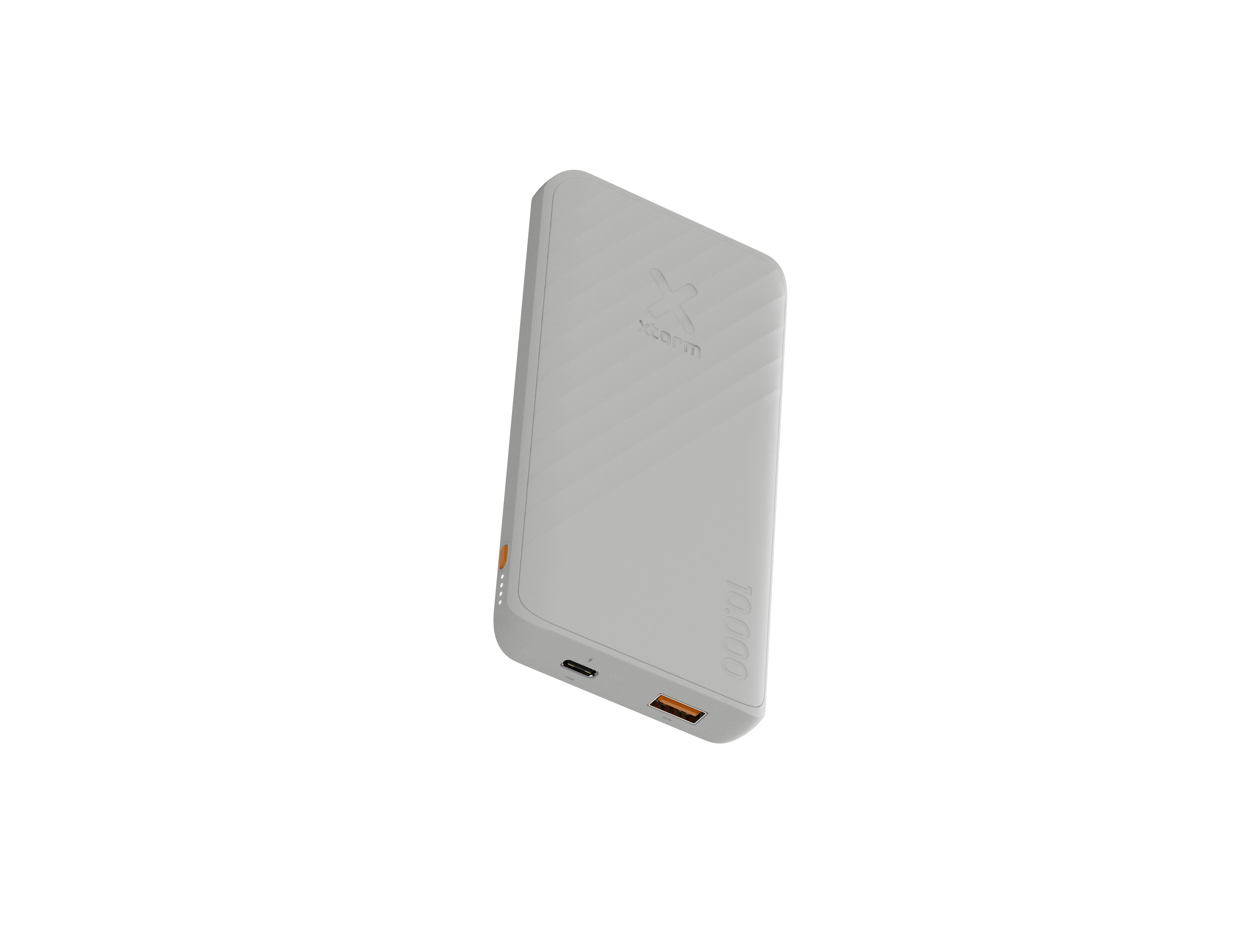 Une batterie externe grise avec le logo Xtorm. Elle a des ports orange et une capacité de 10 000. Sur fond blanc.