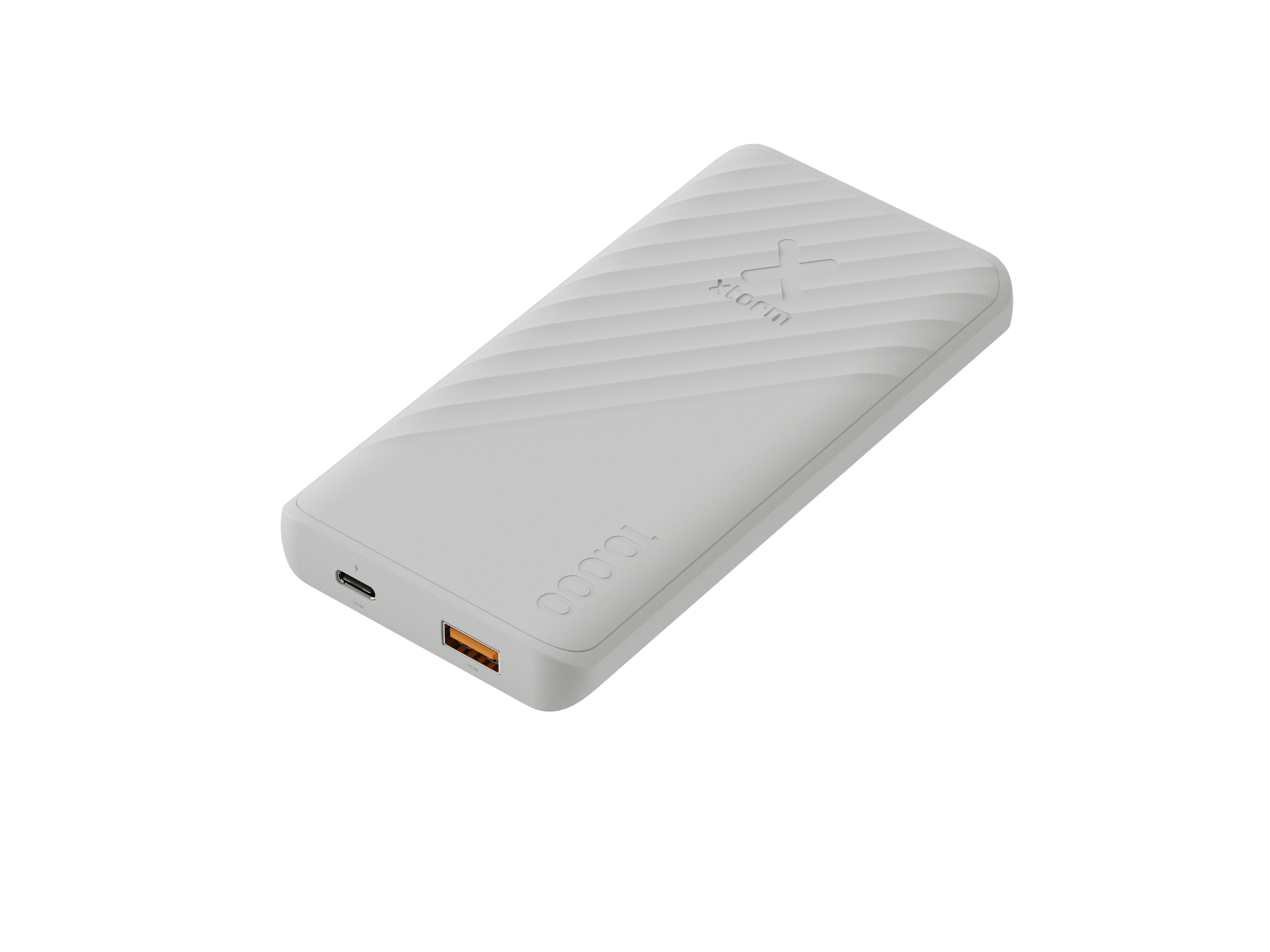 Une batterie externe blanche avec une surface striée, un port USB et un port orange. Le nom de la marque est visible.