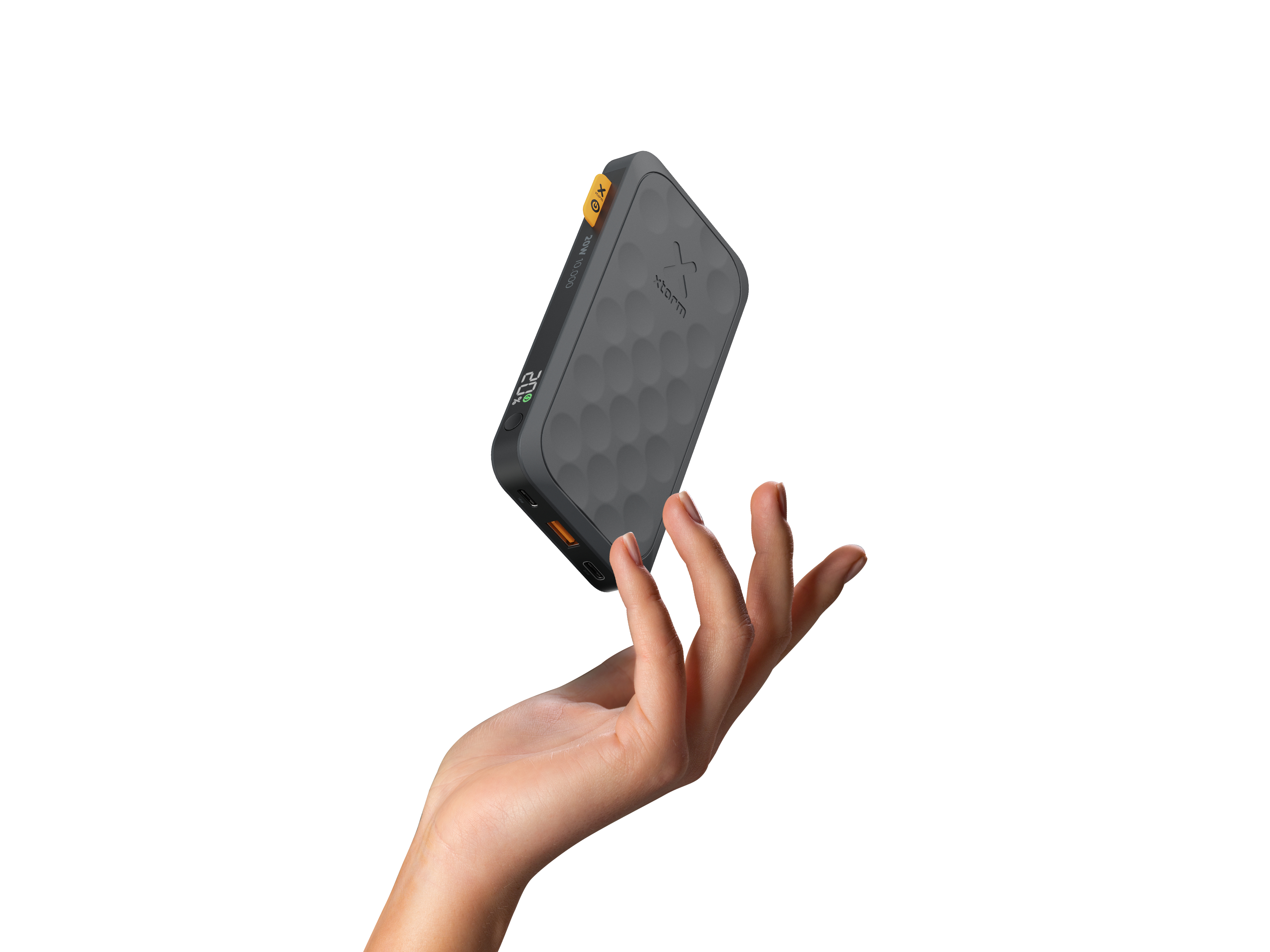 Eine Hand hält eine graue Powerbank. Die Powerbank ist schwarz mit orangefarbenem Akzent und zeigt 20 % Ladung.