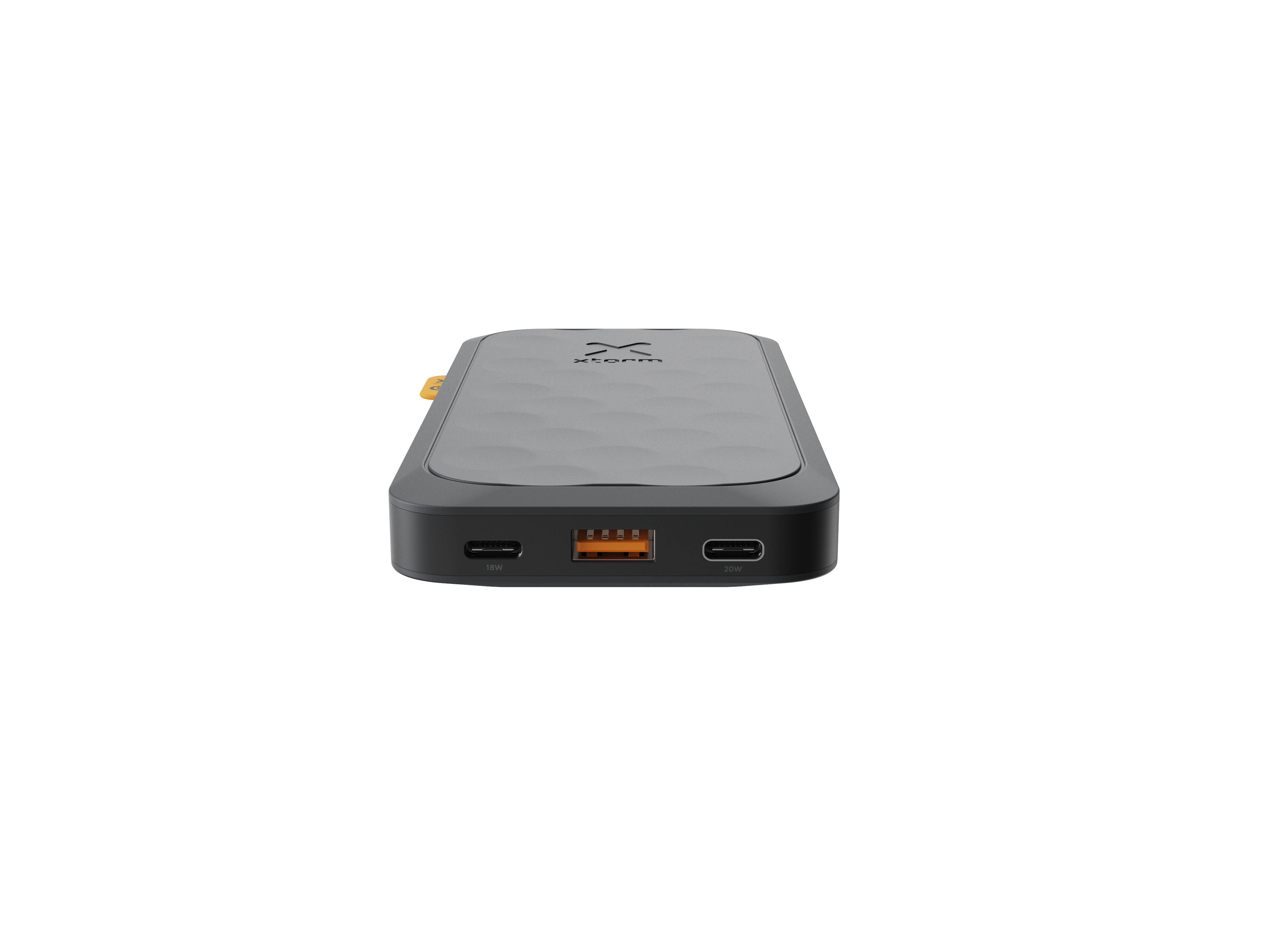 Eine schwarz-graue Powerbank mit orangefarbenen Anschlüssen auf weißem Hintergrund. Die Oberseite hat ein Wellenmuster.
