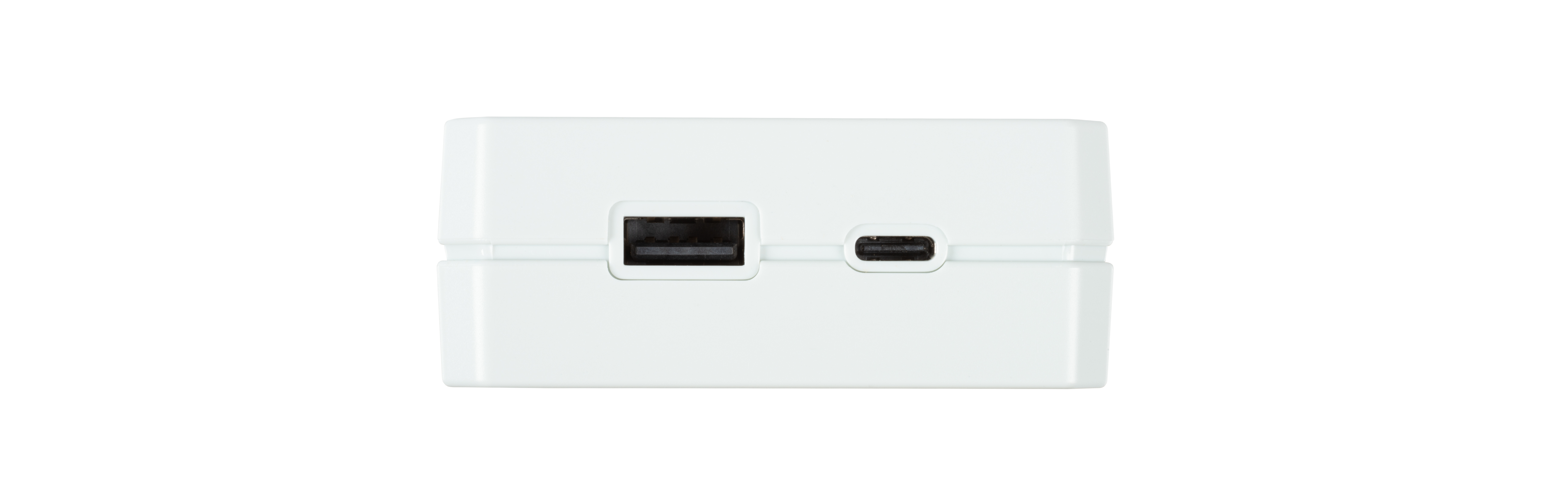 Een wit apparaat met een USB- en een USB-C-poort. De achtergrond is wit.