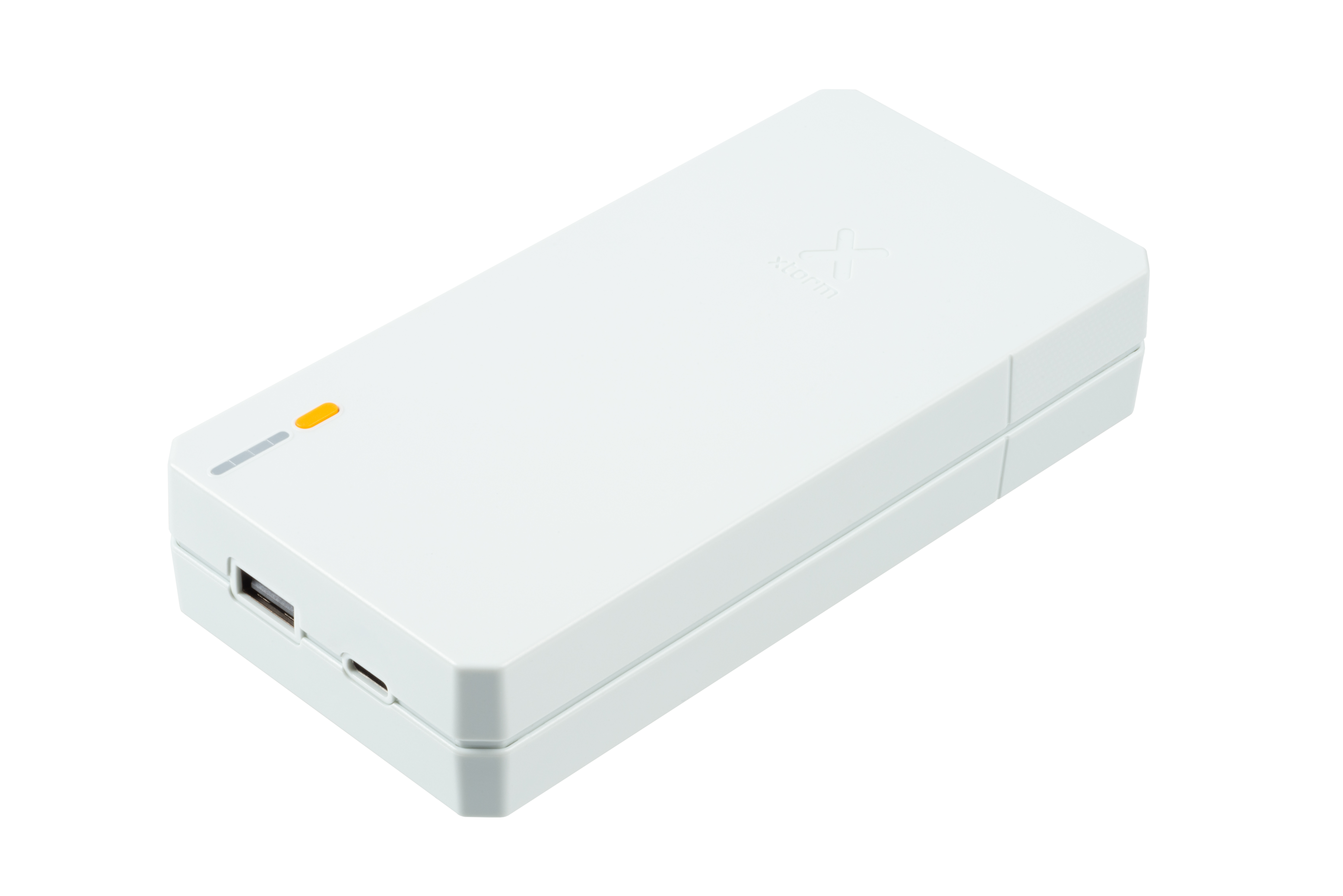 Een witte powerbank met een oranje indicatielampje, USB- en USB-C-poorten. De merknaam is xtorm.