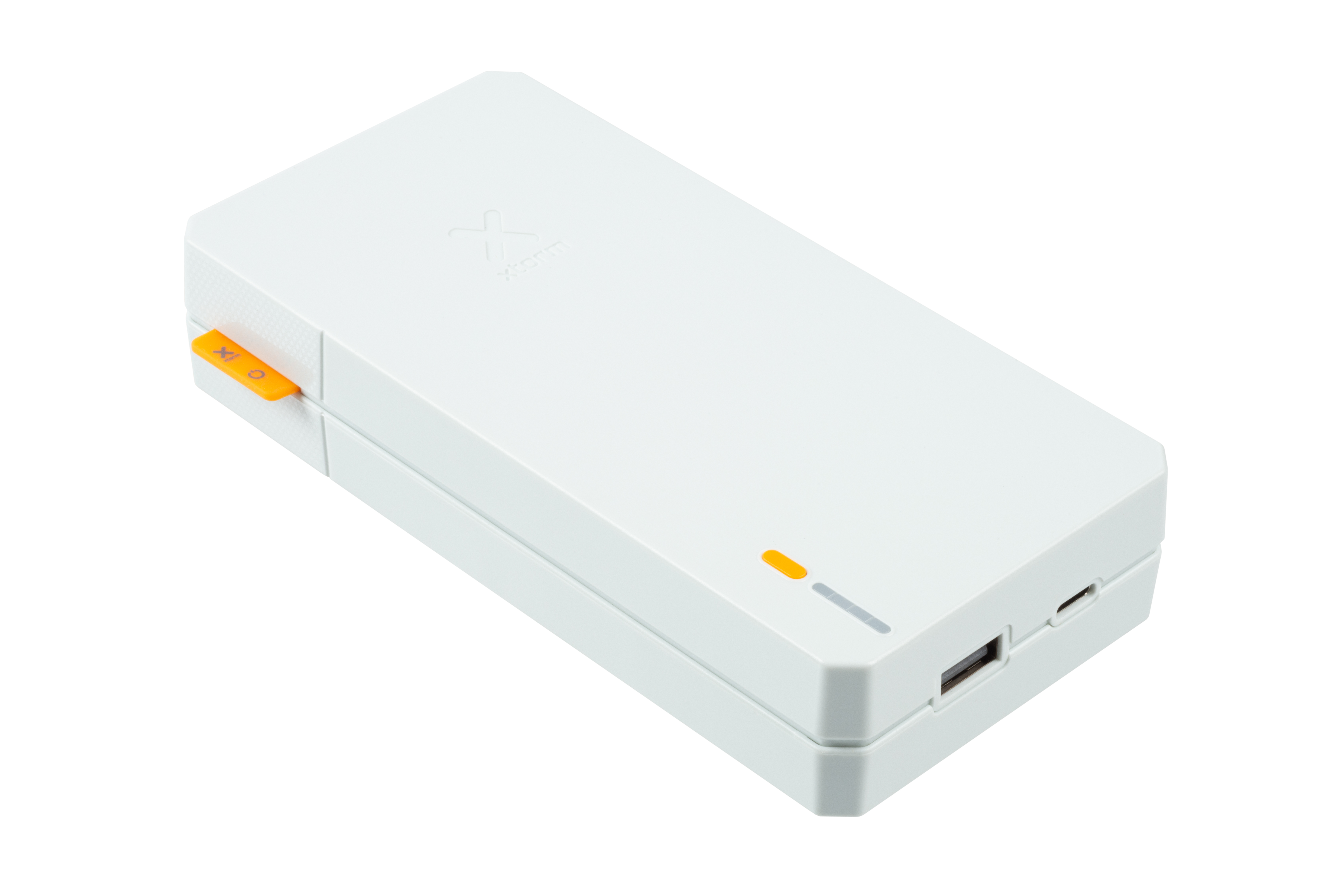 Een witte powerbank met oranje accenten. Het heeft een USB-poort en een aan/uit-knop. De merknaam is zichtbaar.
