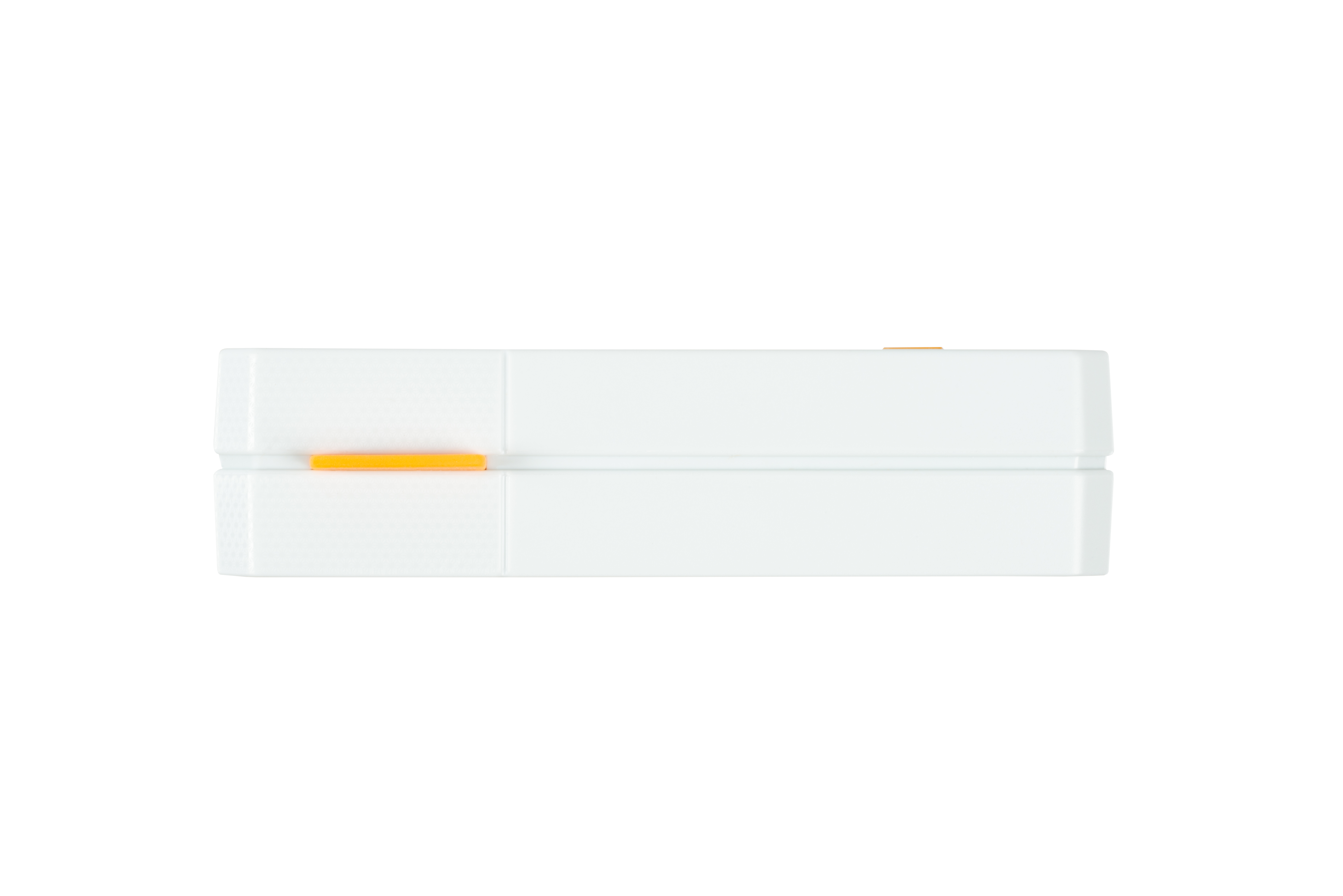 Un objeto rectangular blanco con una franja naranja y un pequeño detalle dorado sobre un fondo blanco.