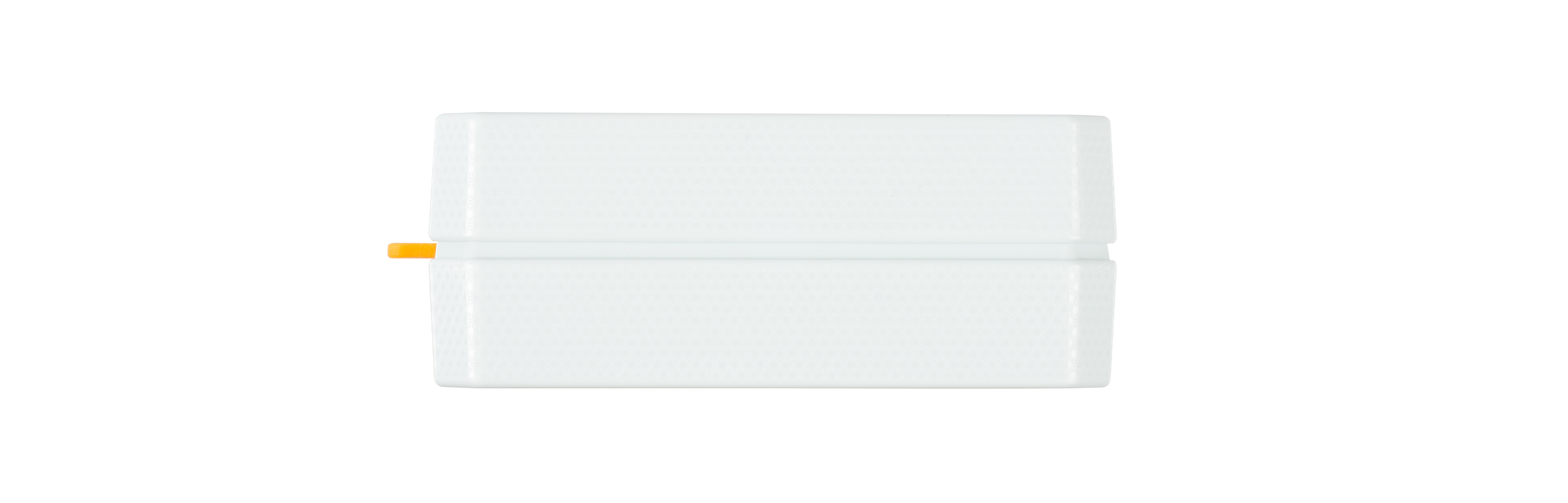 Un objeto blanco y rectangular con una pestaña naranja. El objeto está sobre un fondo blanco.