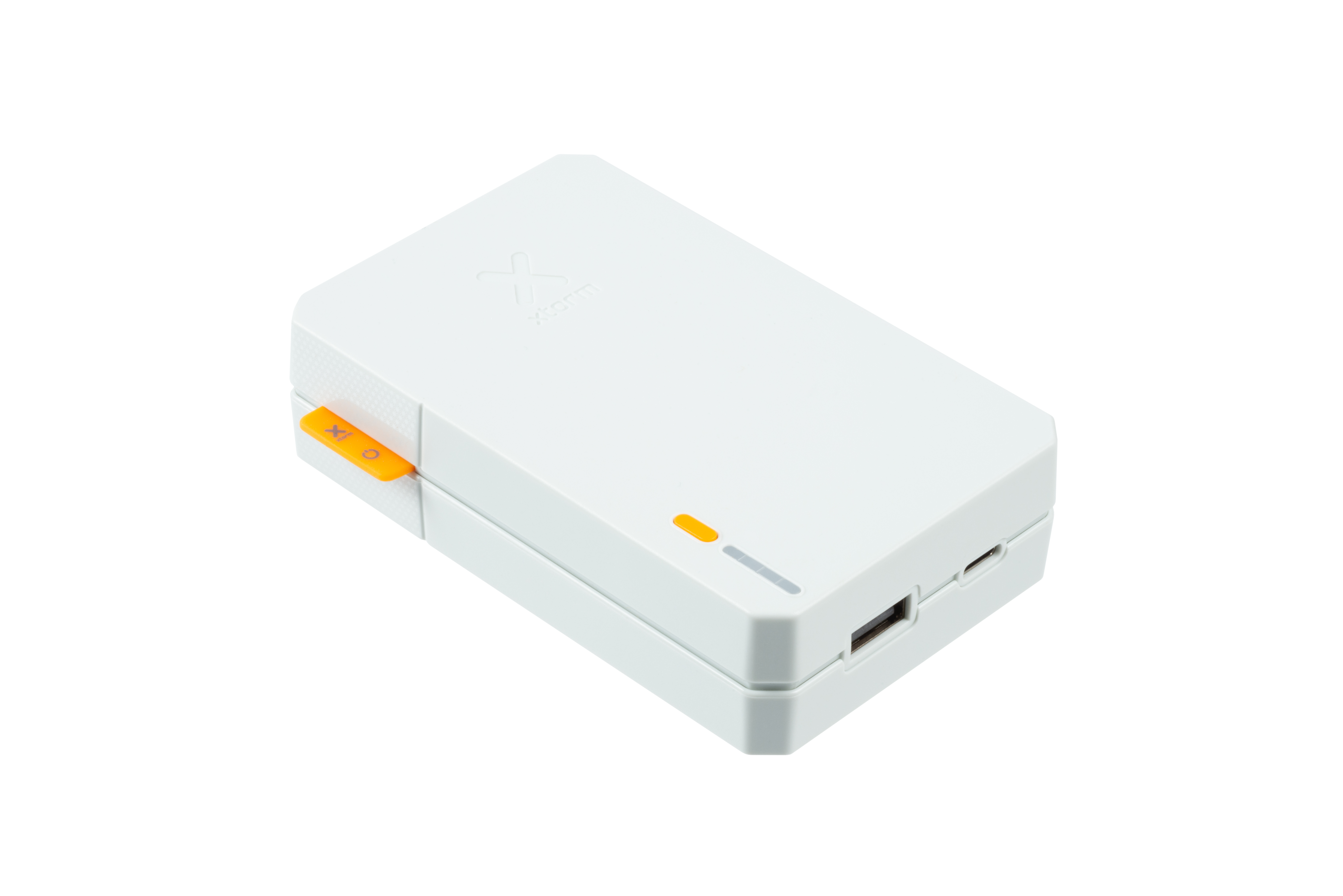 Un dispositivo rectangular blanco con detalles naranjas. Tiene botón de encendido, puerto USB y luces de estado de carga.