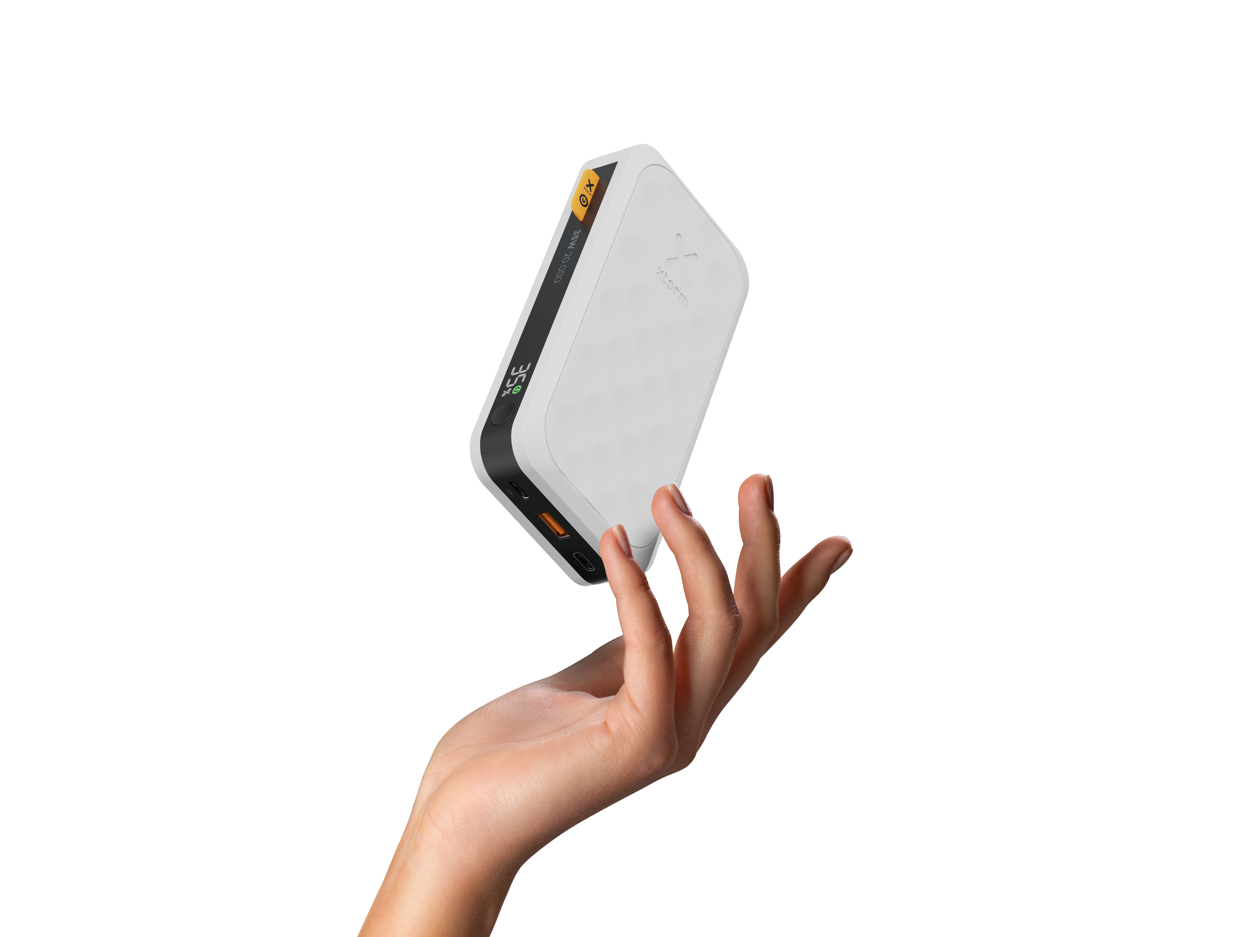 Une batterie externe blanche est tenue par une main. Elle a une bande noire avec des chiffres et un port orange. Fond blanc.
