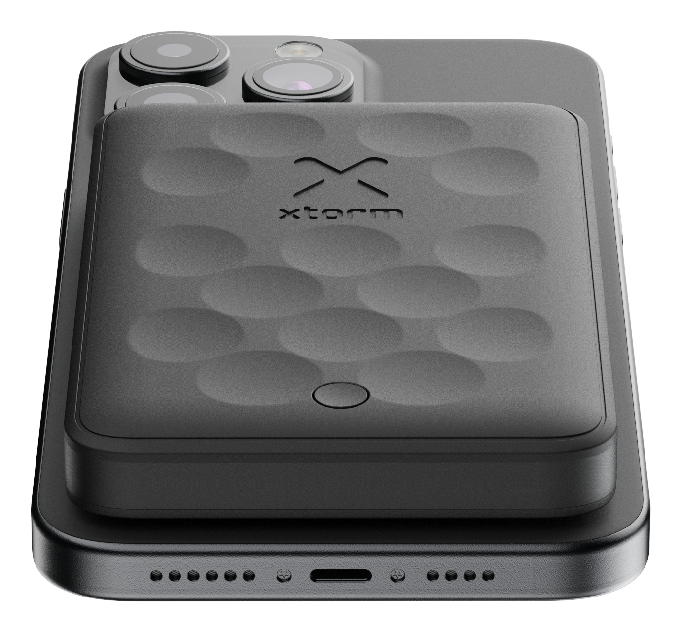 Schwarzes Smartphone mit einem schwarzen Ladegerät. Das Ladegerät hat eine strukturierte Oberfläche und das Logo 'xtorm'. Die Kamera des Telefons ist sichtbar.