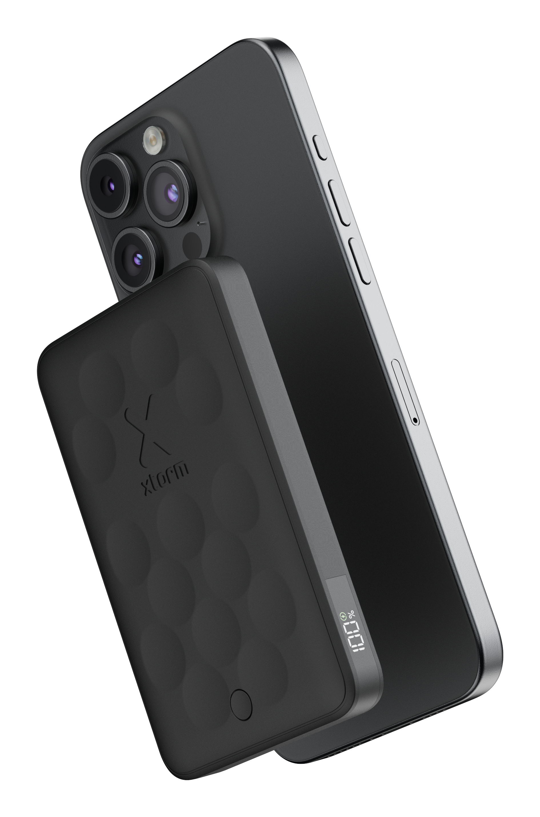 Schwarzes iPhone neben einer schwarzen Powerbank. Powerbank zeigt 100%. Weißer Hintergrund.