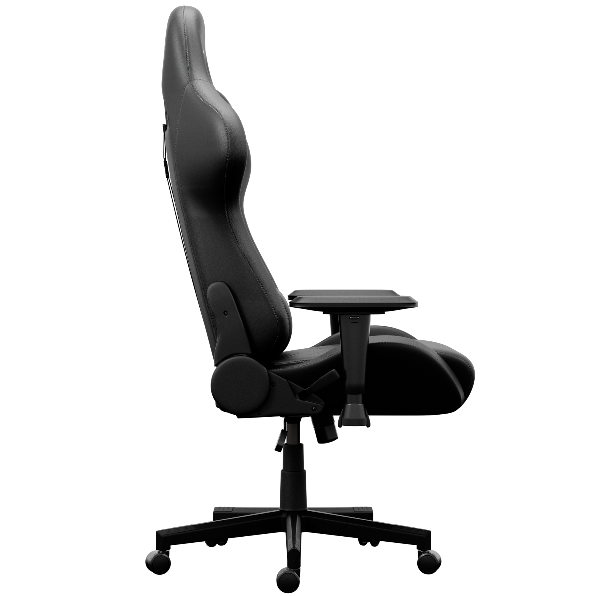 Ein schwarzer Gaming-Stuhl wird im Profil gezeigt. Er hat eine hohe Rückenlehne, Armlehnen und ein Fünf-Sterne-Gestell mit Rollen. Ein Beistelltisch ist vorhanden.