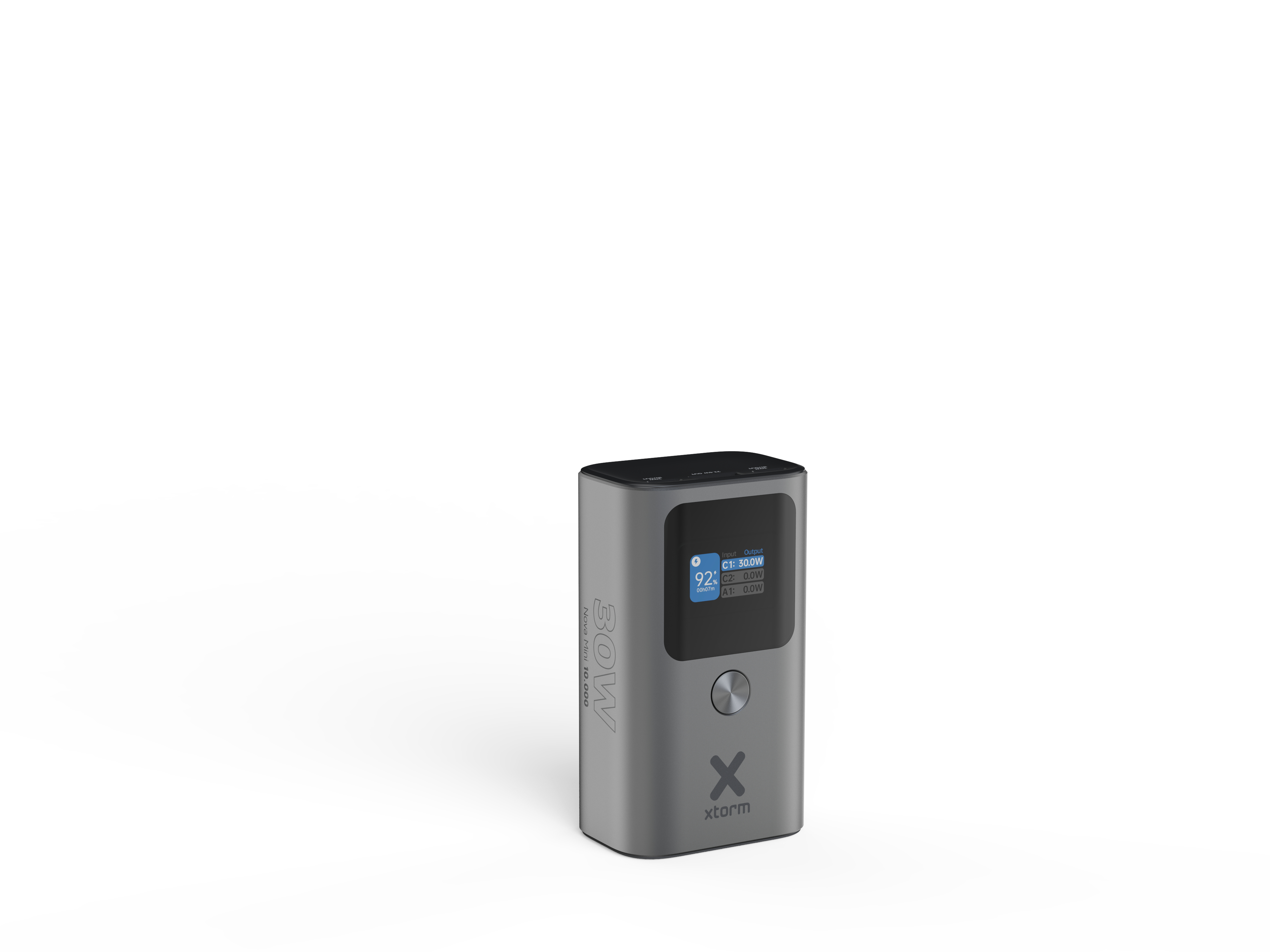 Une batterie externe grise X-storm debout sur fond blanc, affiche des informations de charge sur l'écran.